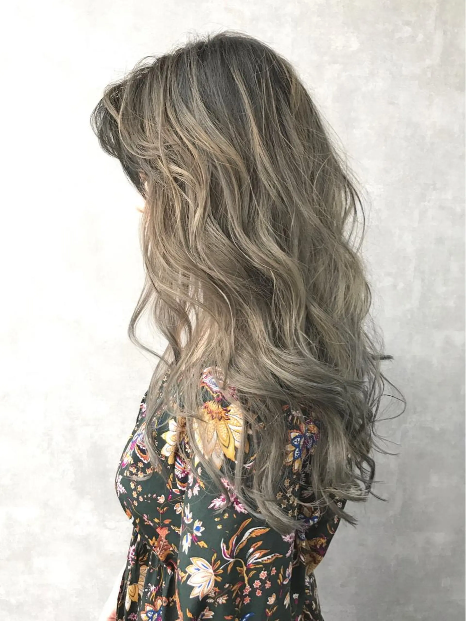 ロング カラー ハイライトカラー ハイライト TOMOYAレイヤー ブリーチ縮毛矯正のヘアスタイル