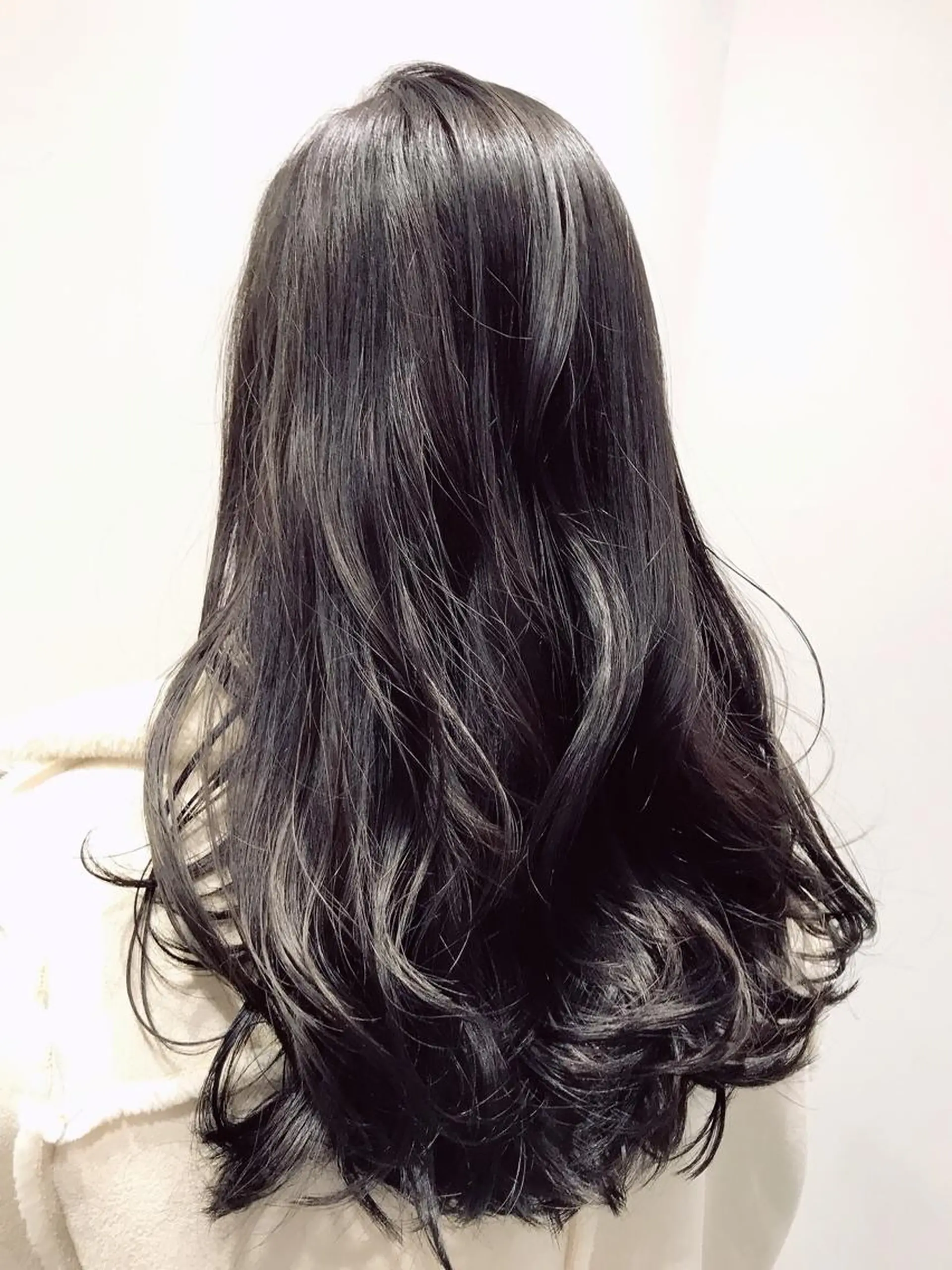 ロング カラー アッシュ 透明感カラー シルバー シルバーアッシュ ヘアカラー トリートメント やなせ かすみのヘアスタイル