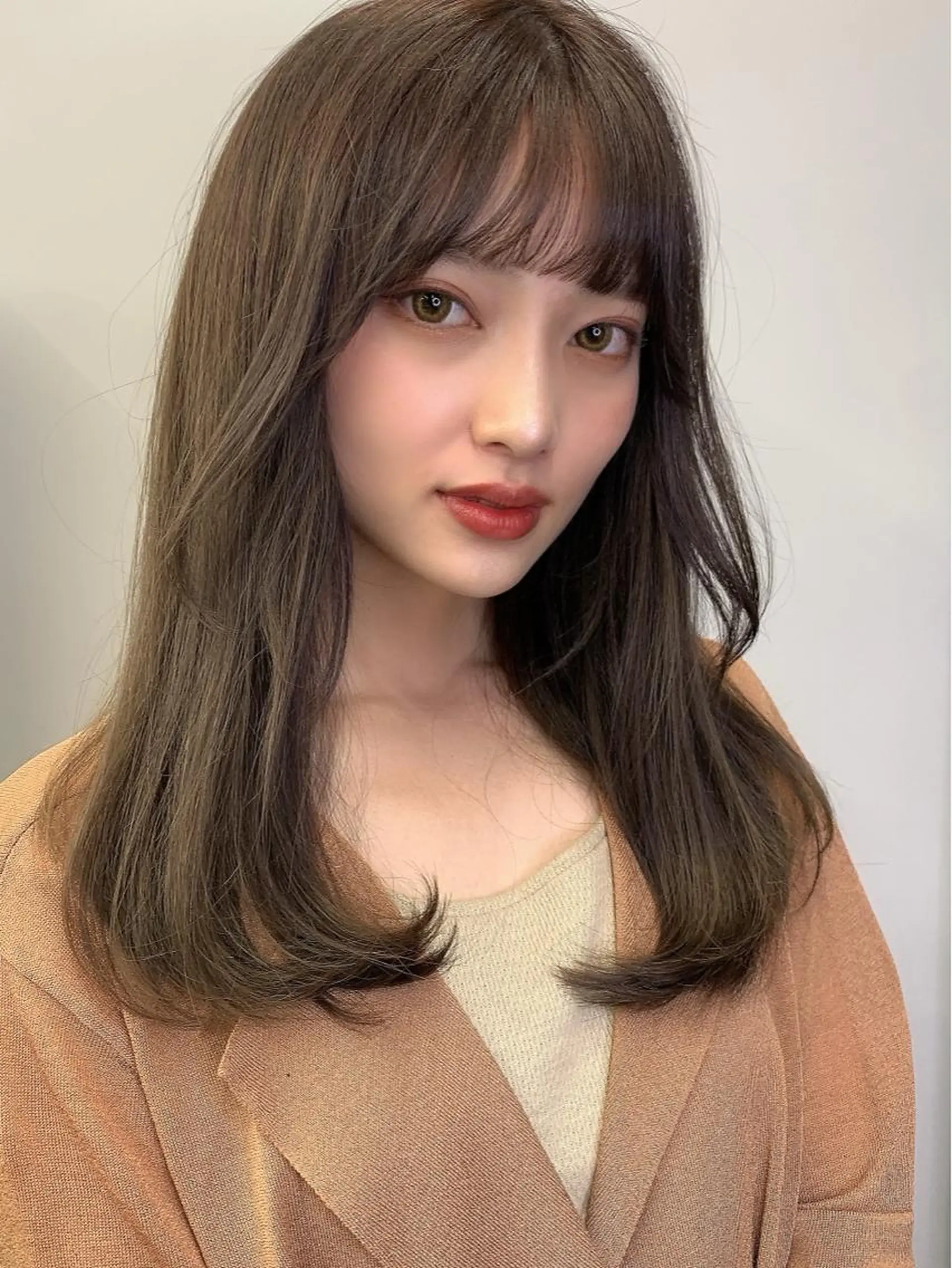 ミディアム カラー イヤリングカラー グレージュ インナーカラー くびれヘア 髪質改善 カット ヘアカラー トリートメント ヘッドスパ 透明感/オリーブ/ グレージュ/YUKAのヘアスタイル