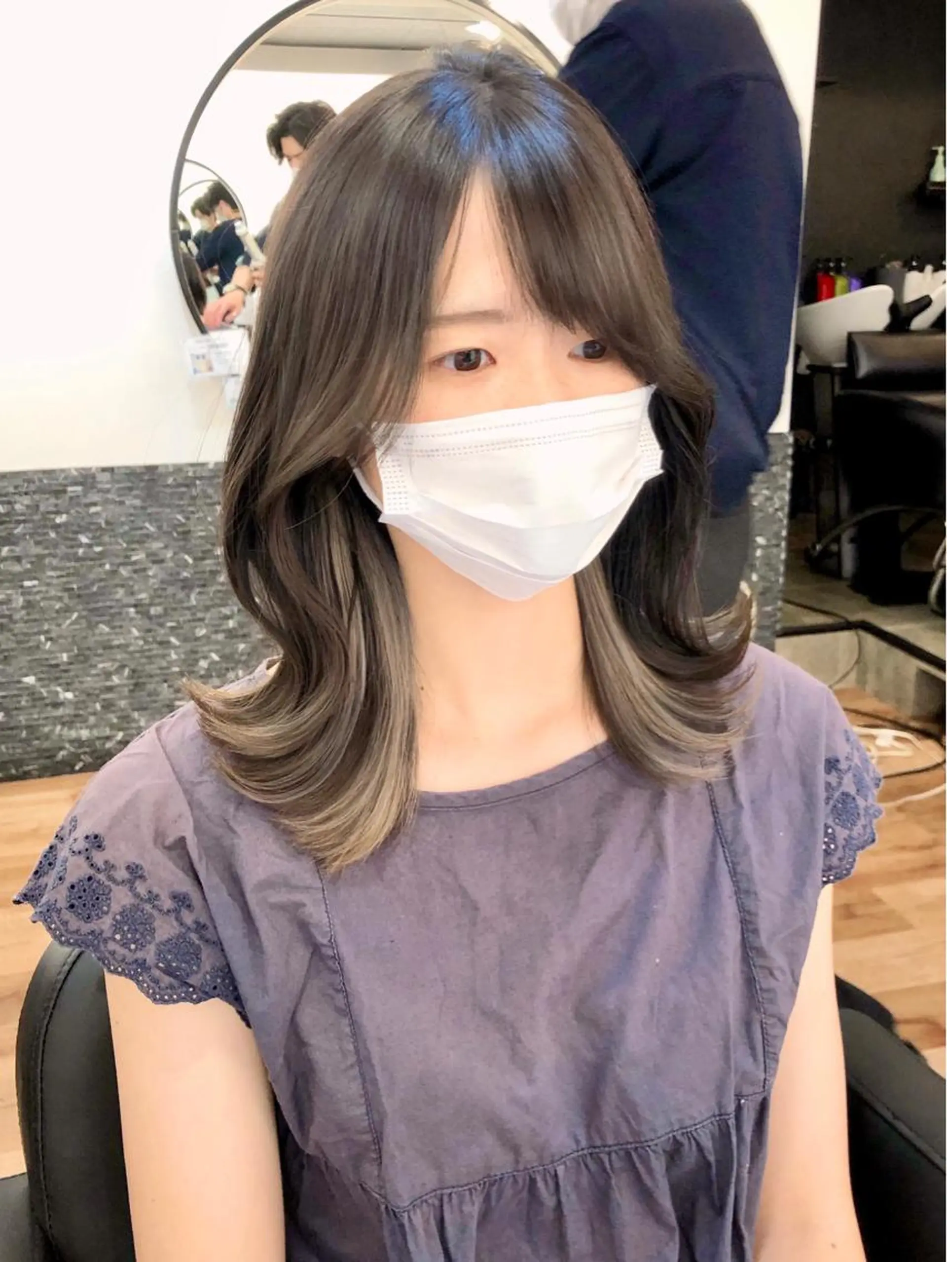 ミディアム カラー ブリーチ イヤリングカラー シルバー くびれヘア 韓国風ヘア ヘアカラー トリートメント トレンドヘア🌿 chinariのヘアスタイル