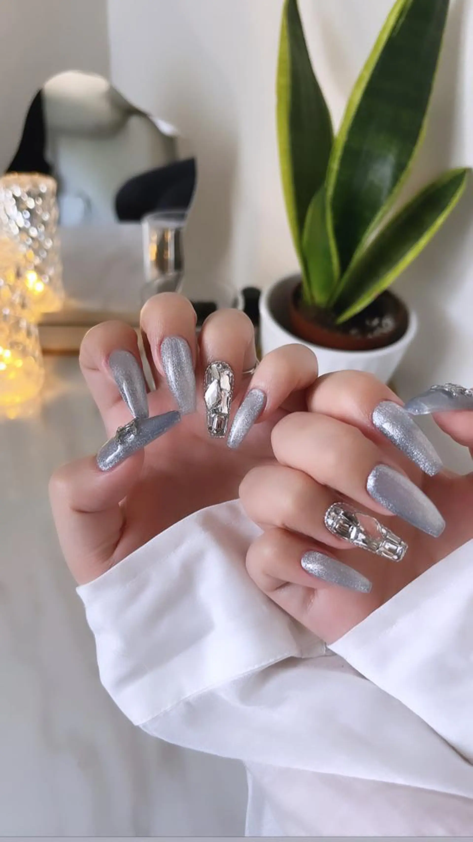 ネイル フットネイル フレンチネイル ジェルネイル ラメ(グリッター) ラメグラデーション ハンドネイル NEO Beauty Salon所属・𝐍𝐄𝐎 𝐉𝐔𝐑𝐈のネイルデザイン