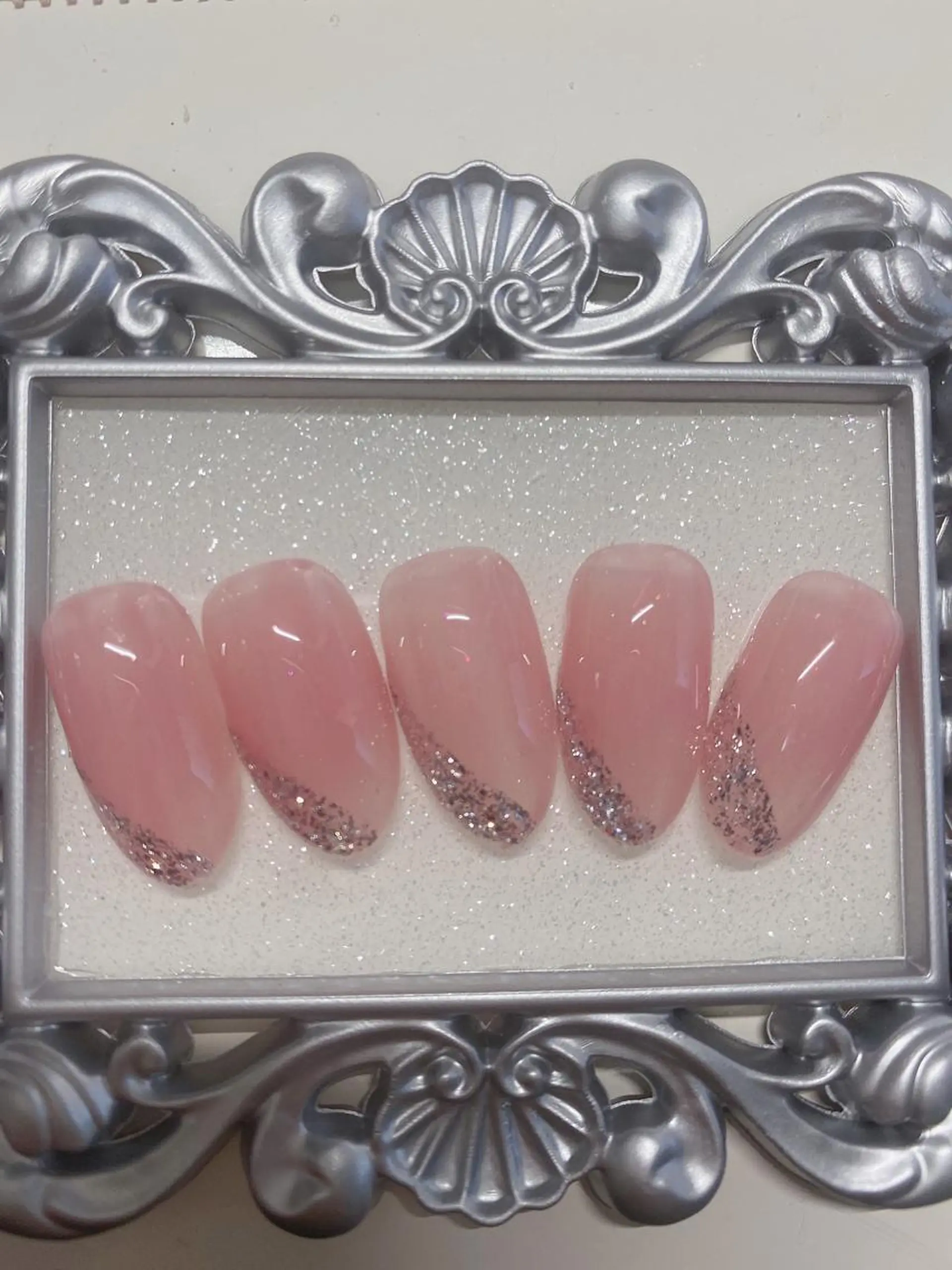 ネイル フレンチネイル ラメ(グリッター) ピンク シンプルネイル Jasmine nailsalon所属・ジャスミン ネイルサロンのネイルデザイン