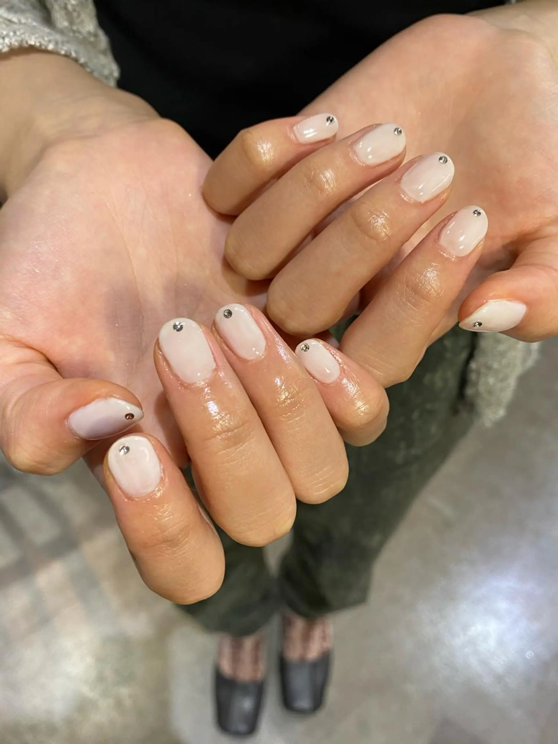 ネイル 透け感ベージュ ／ミハルのヘアスタイル