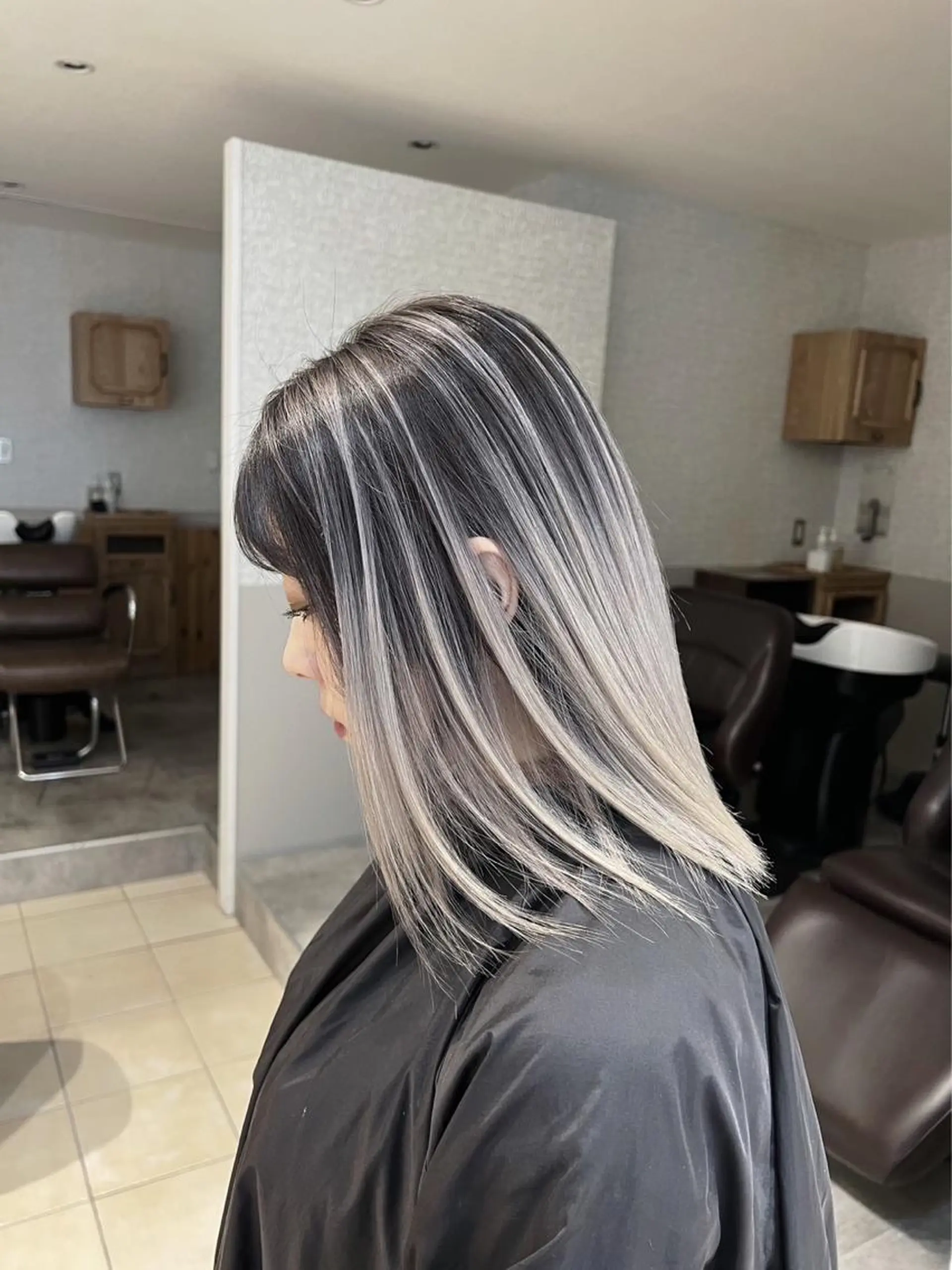 ミディアム カラー バレイヤージュ シルバー ホワイトシルバー レイヤーカット ヘアカラー トリートメント ROBIN所属・指名数No.1 /NAOYAのヘアスタイル