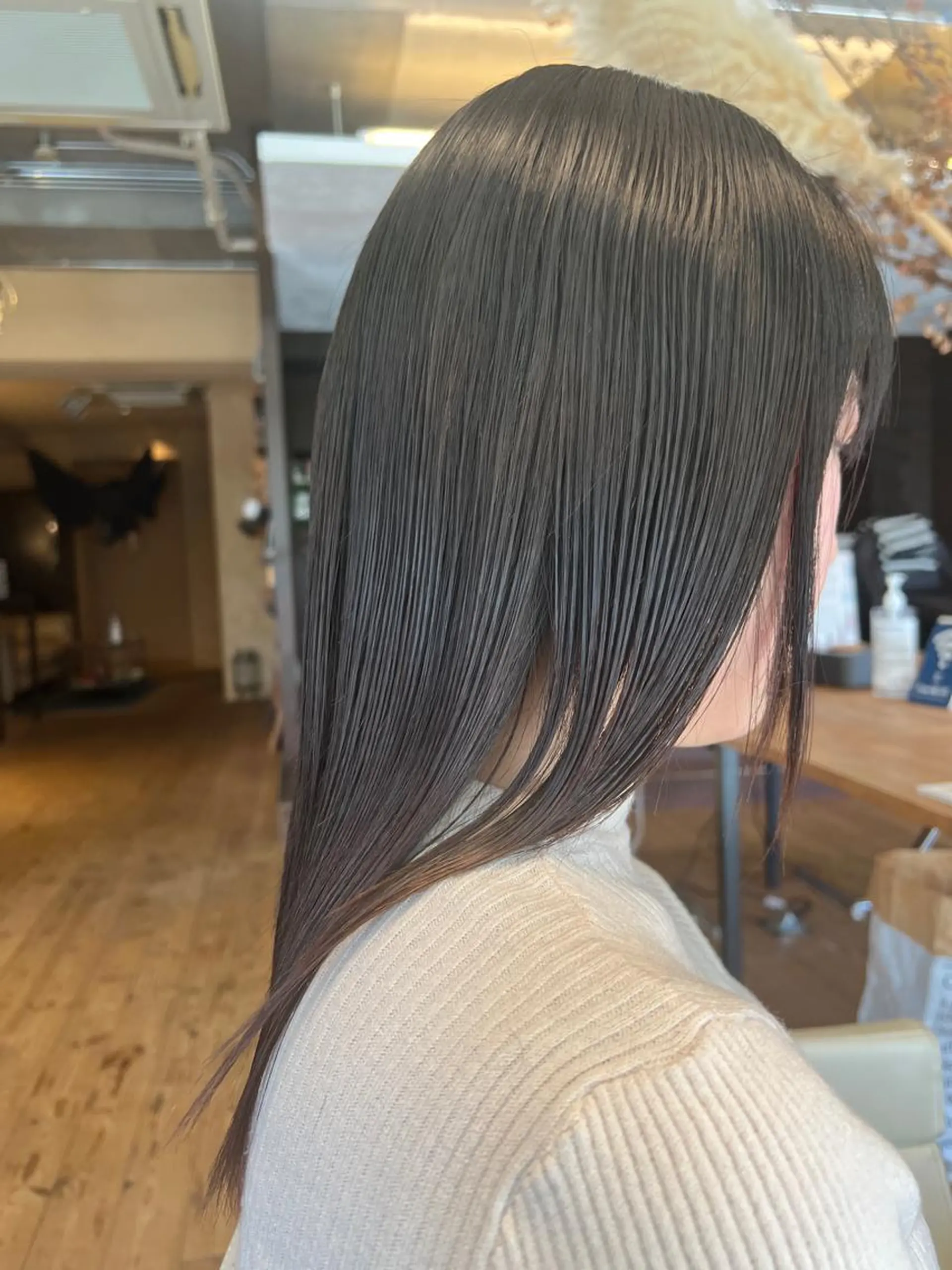 セミロング ハイライト 髪質改善 縮毛矯正 トリートメント 縮毛矯正 BEACH　HAIR&NAIL所属・両国駅徒歩1分⭐️ アイロン仕上げのヘアスタイル