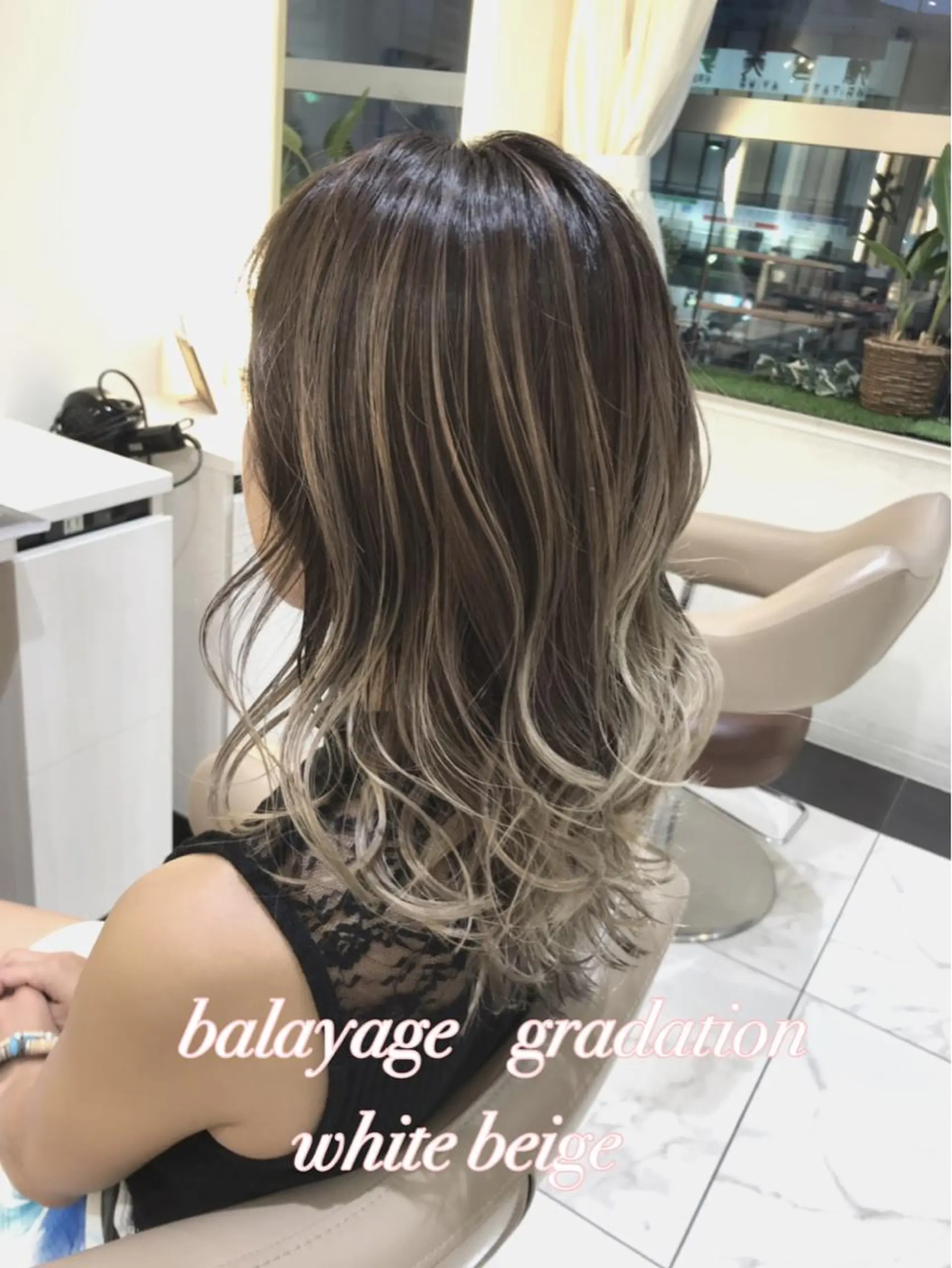 ミディアム カラー バレイヤージュ ベージュカラー グラデーションカラー ホワイトベージュ レイヤーカット カット ヘアカラー 山崎俊輔/髪質改善 /バレイヤージュのヘアスタイル