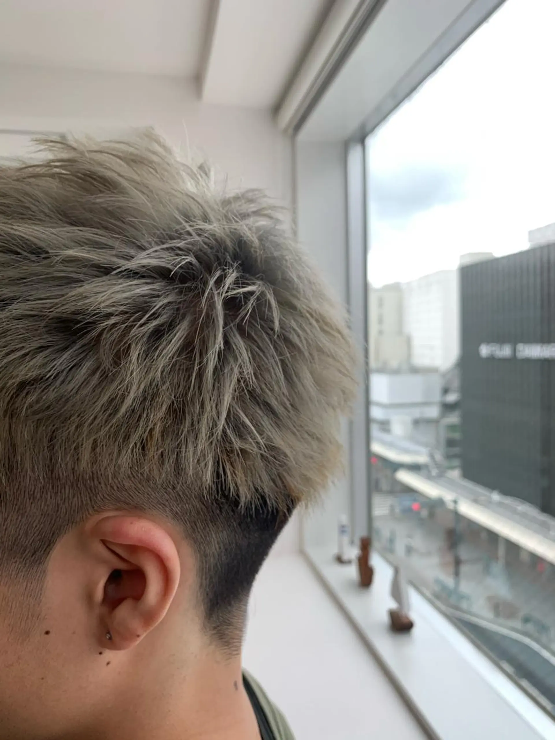 ショート カット ヘアカラー ヨシミ カズヤのヘアスタイル