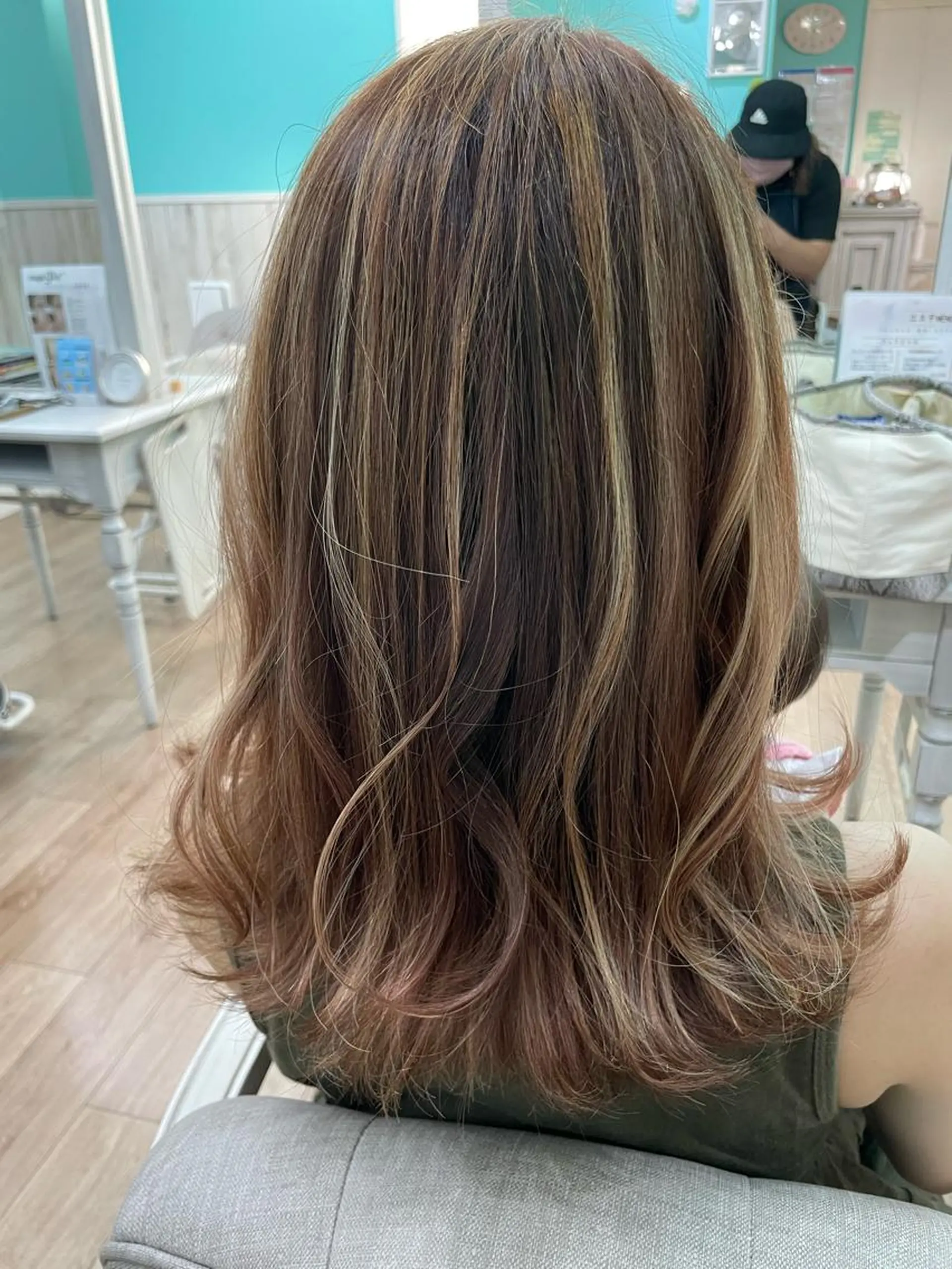 ロング ハイライト ヘアカラー トリートメント 🐆アンドウ チカコ🦓のヘアスタイル