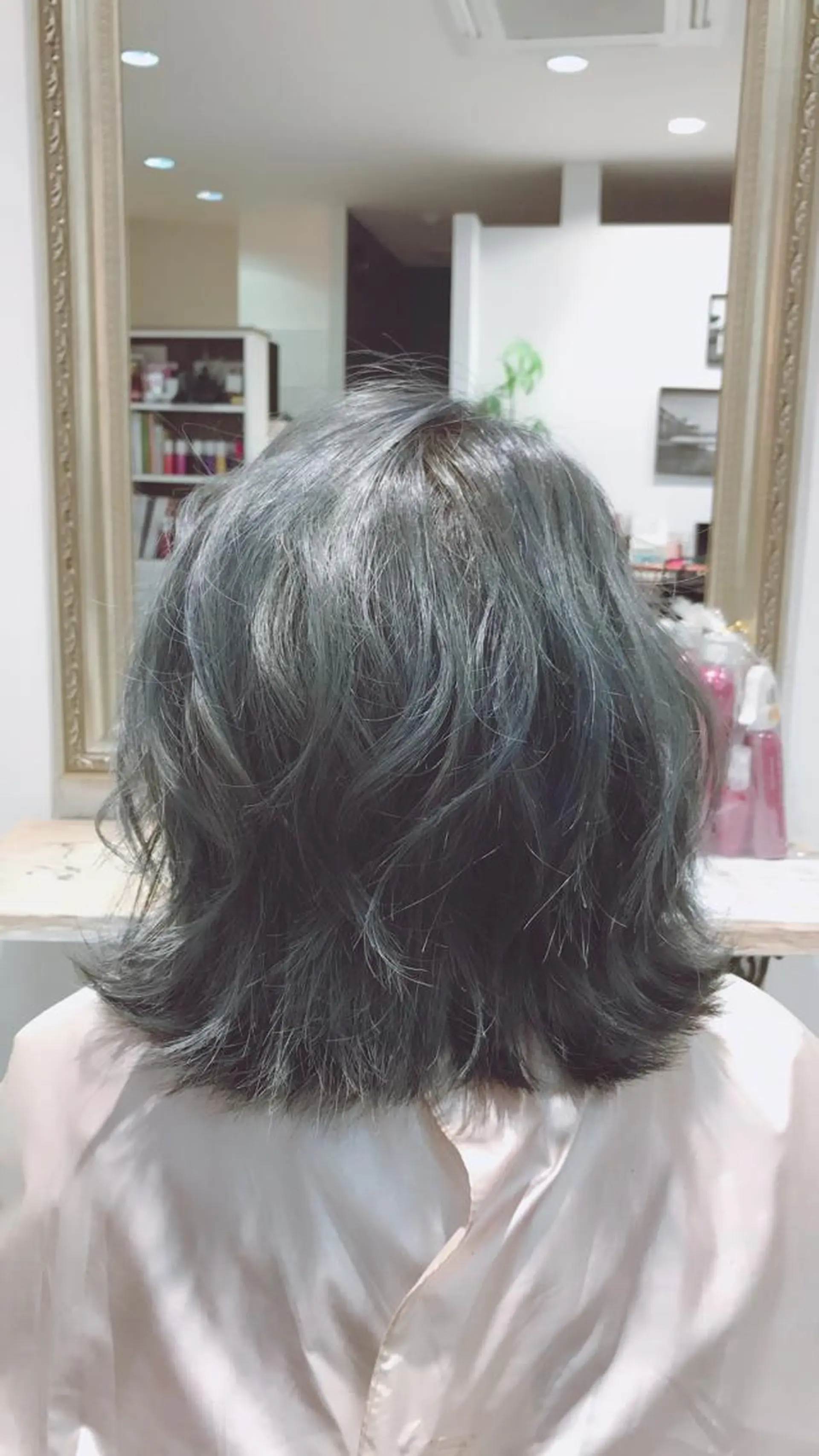 ミディアム カラー ブルーカラー グレージュ slow所属・名取 純平のヘアスタイル