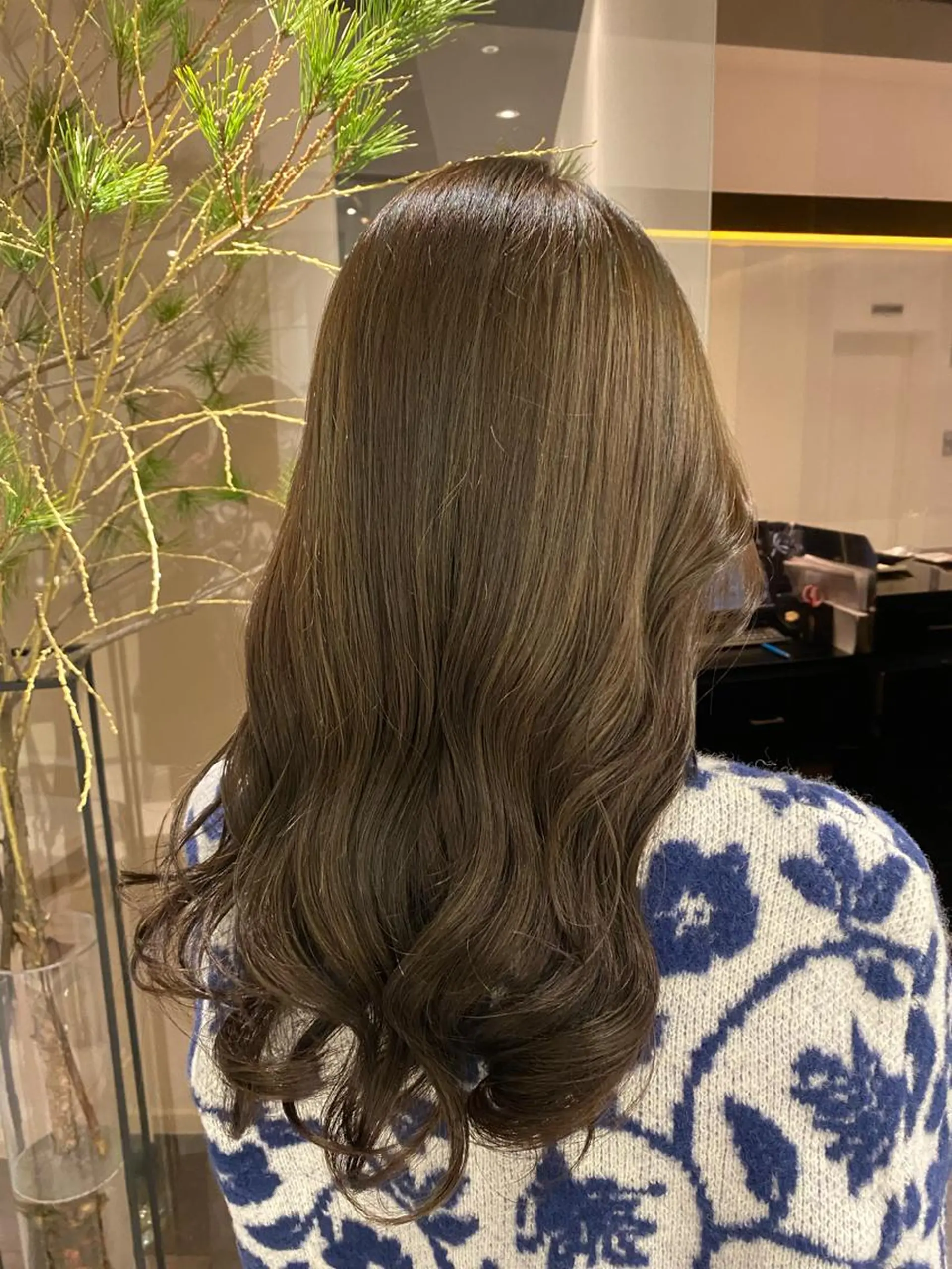 ロング カラー ベージュカラー ブリーチ ブリーチなしカラー オリーブベージュ 美髪矯正/ 伊藤 更のヘアスタイル