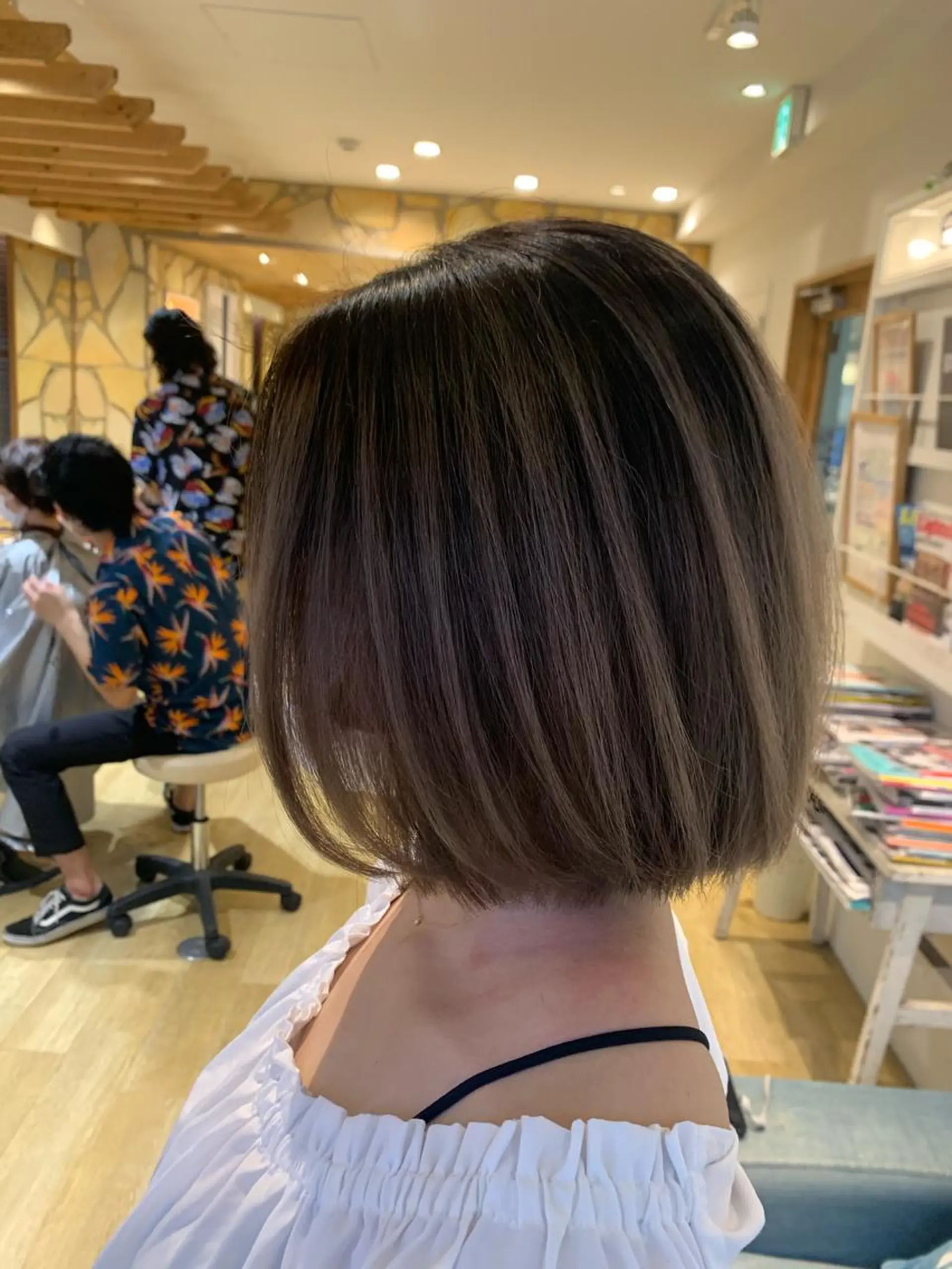 ミディアム レイヤーカット ヘアカラー トリートメント 渋谷ハイトーン/ デザインカラー阿部のヘアスタイル