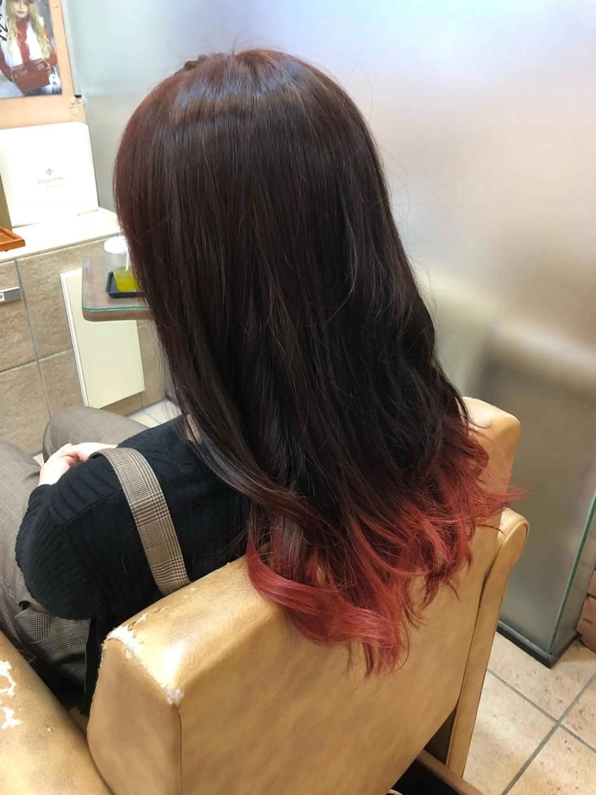 セミロング カラー グラデーションカラー ピンクカラー レッドカラー SHAFT Ieiriのヘアスタイル
