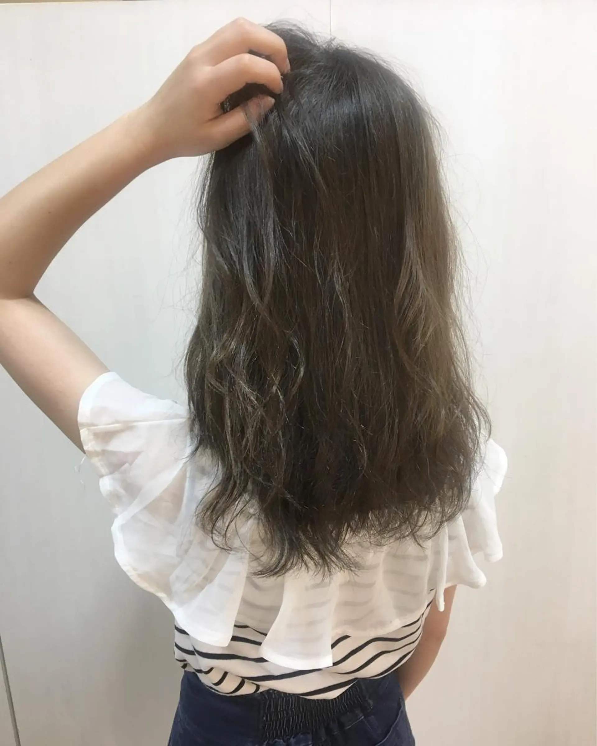 ロング カラー グレージュ ミルクティーグレージュ 横浜ブリーチムラ直し ハイトーン/ブリーチのヘアスタイル