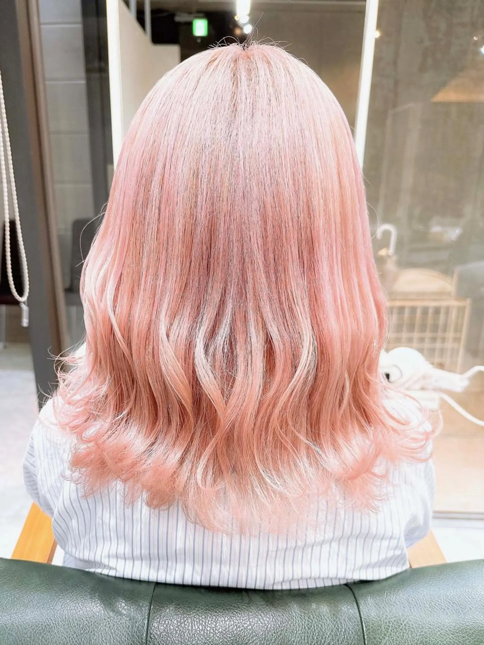 セミロング カラー ヘアアレンジ ブリーチ ハイトーンカラー ピンクカラー 𝐑𝐈𝐍𝐊𝐀 🌷のヘアスタイル