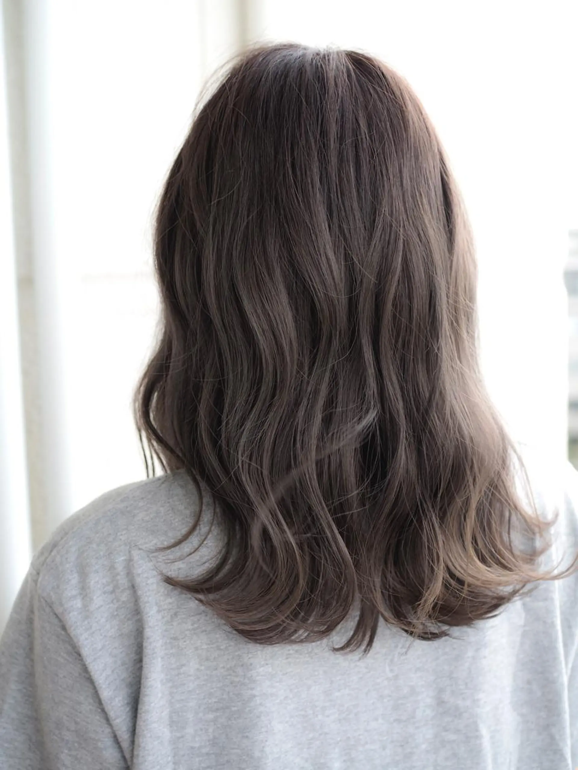 ミディアム カラー ヘアアレンジ グレージュ メンズハイトーン メンズバレイヤージュのヘアスタイル