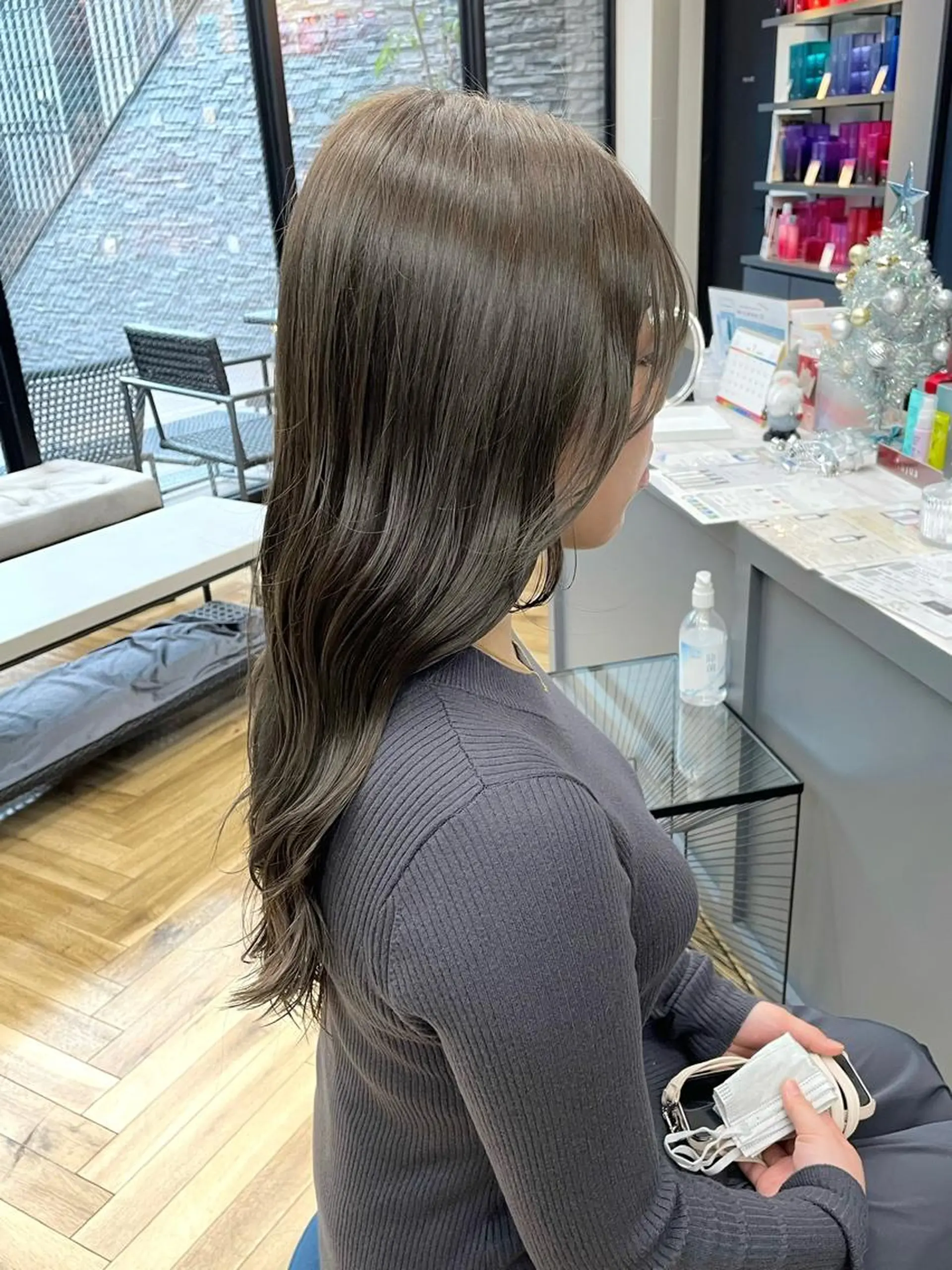 ロング カラー グレージュ 岸本 理希のヘアスタイル