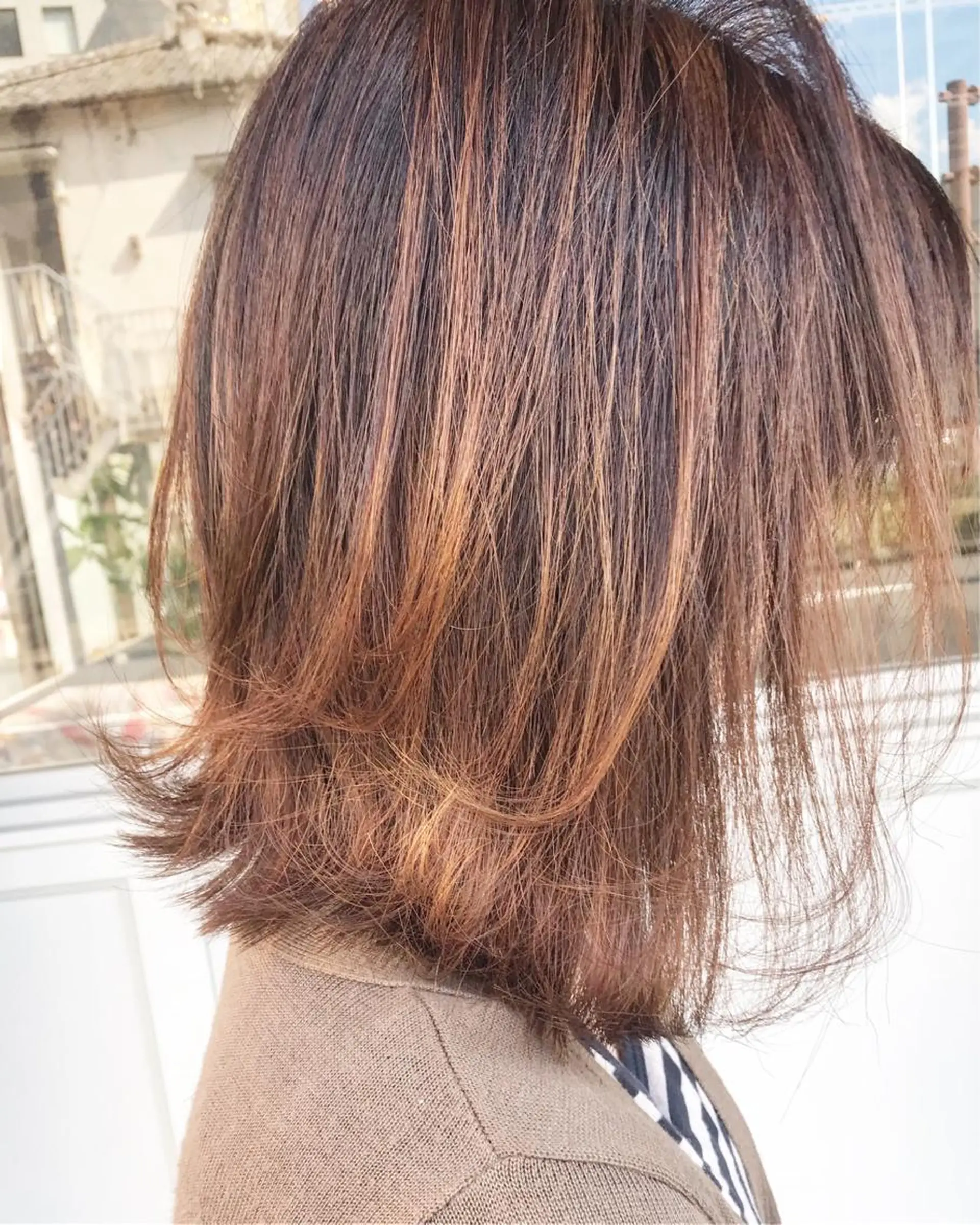 ミディアム カラー ヘアアレンジ お団子ヘア 切りっぱなしボブ バレイヤージュ ブリーチ グラデーションカラー Mariana/ 鶴原-ハイライトのヘアスタイル