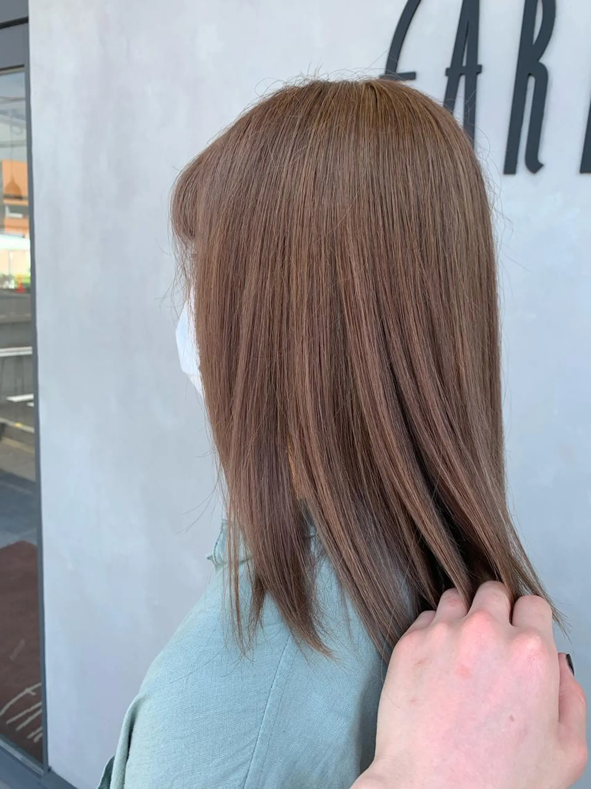 ミディアム カラー ベージュカラー ブリーチ 透明感カラー ミルクティーベージュ 名古屋／デザイン／ ブリーチ/松井亮磨のヘアスタイル