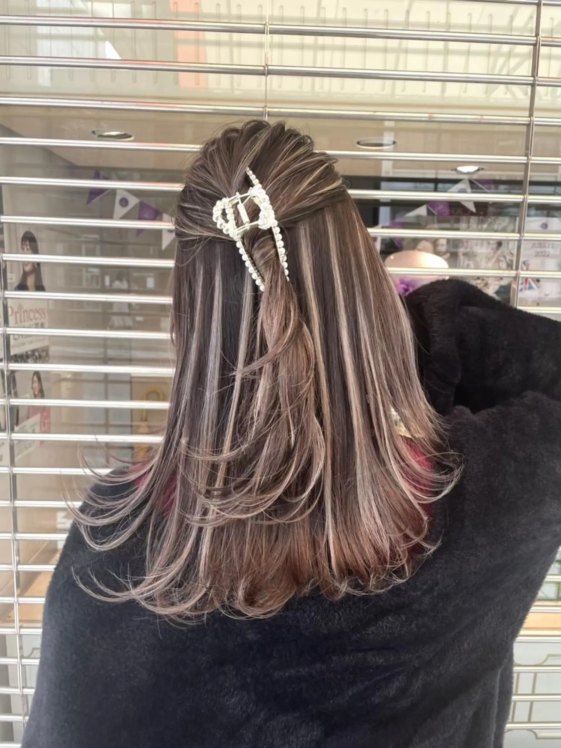 セミロング ボブ 斜めバング 外国人風カラー 伸ばしかけ ハイライト カット ヘアカラー _WHITE鳳店 アンダーバーホワイトのヘアスタイル