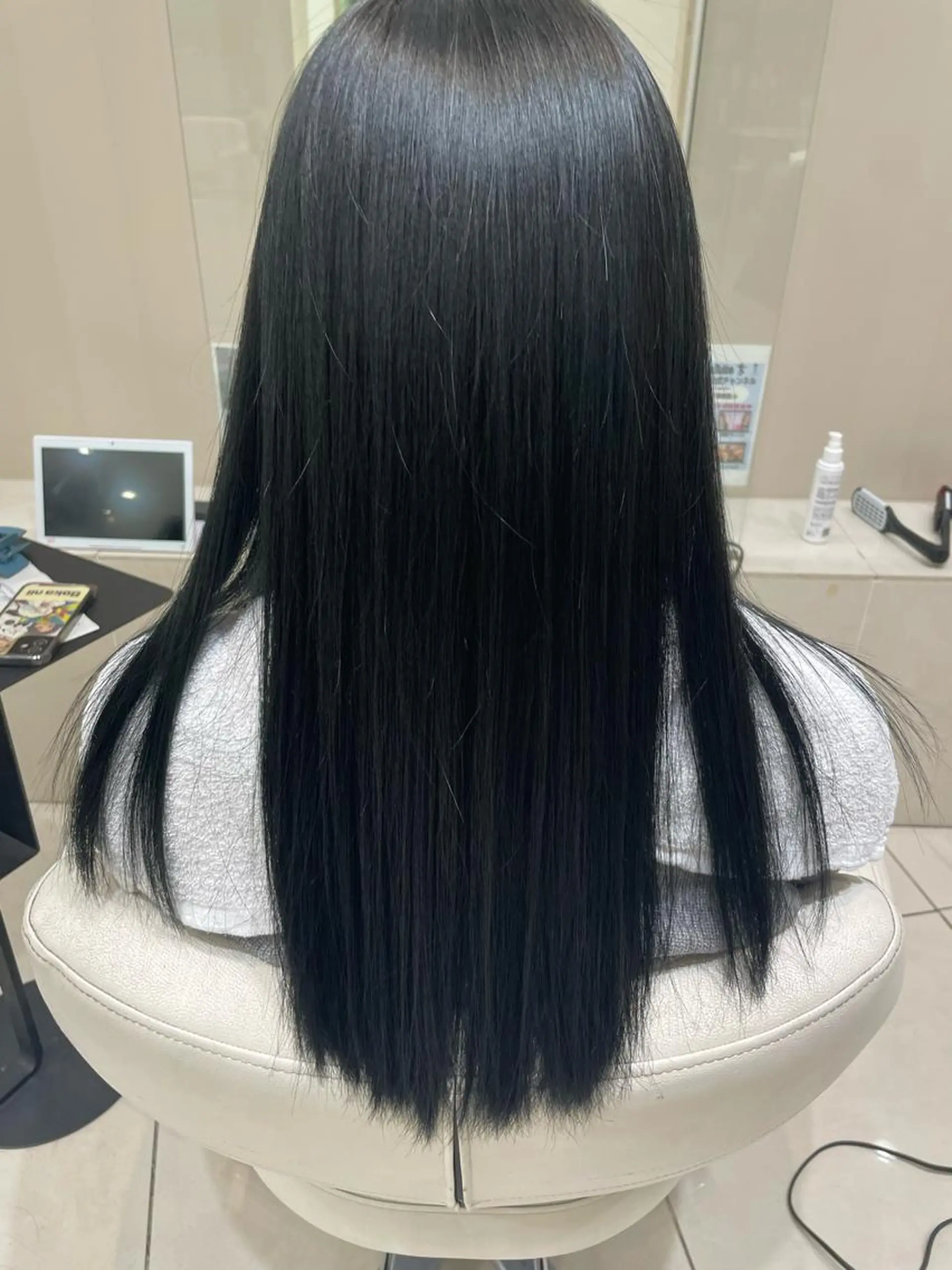 カラー 黒髪 ブルーカラー ブルーブラック ヘアカラー 石川 英美花のヘアスタイル