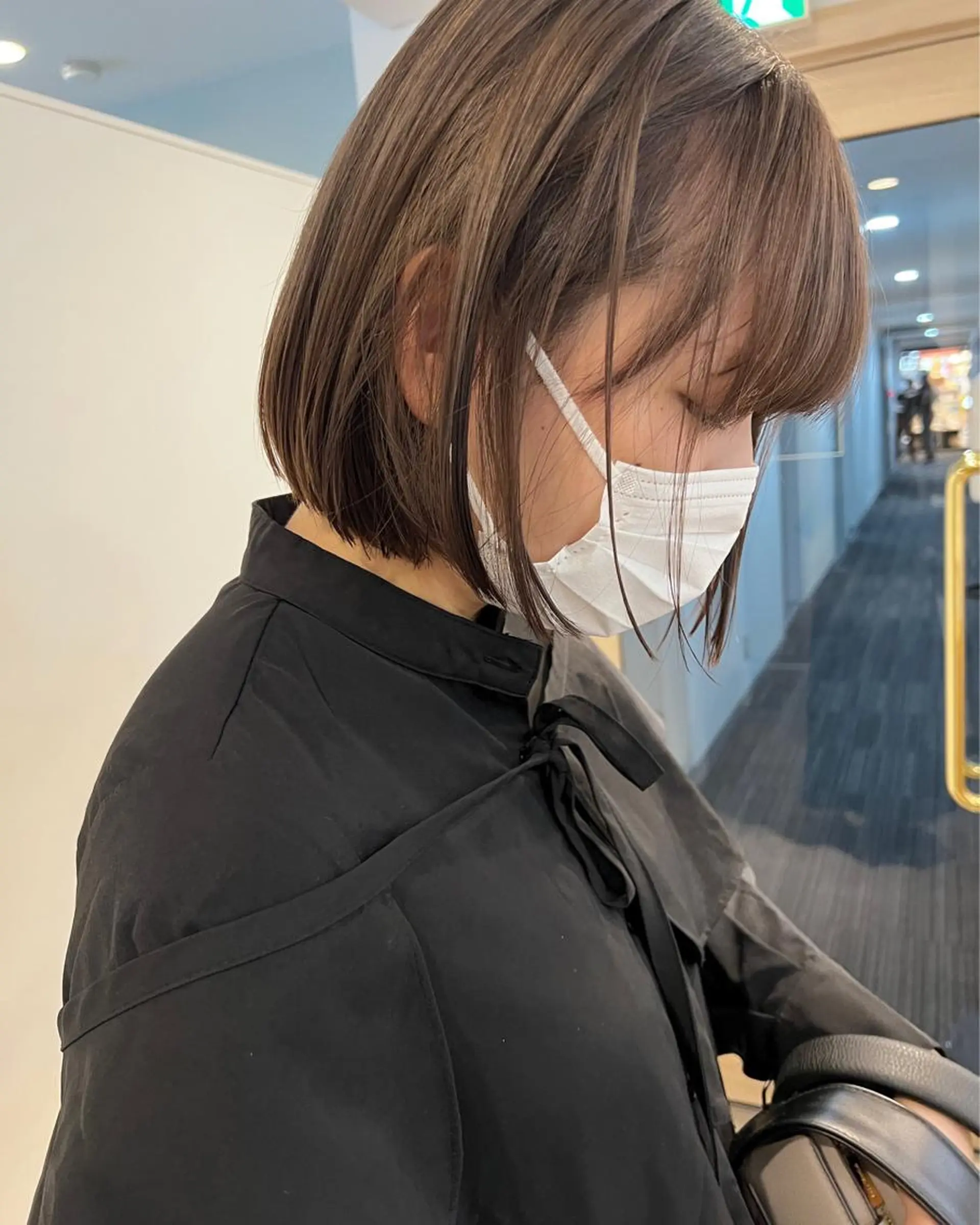 ミディアム カラー ベージュカラー グレージュ ハイトーンカラー ハイトーンベージュ ミルクティーベージュ レイヤーカット ボブパーマNo.1のヘアスタイル