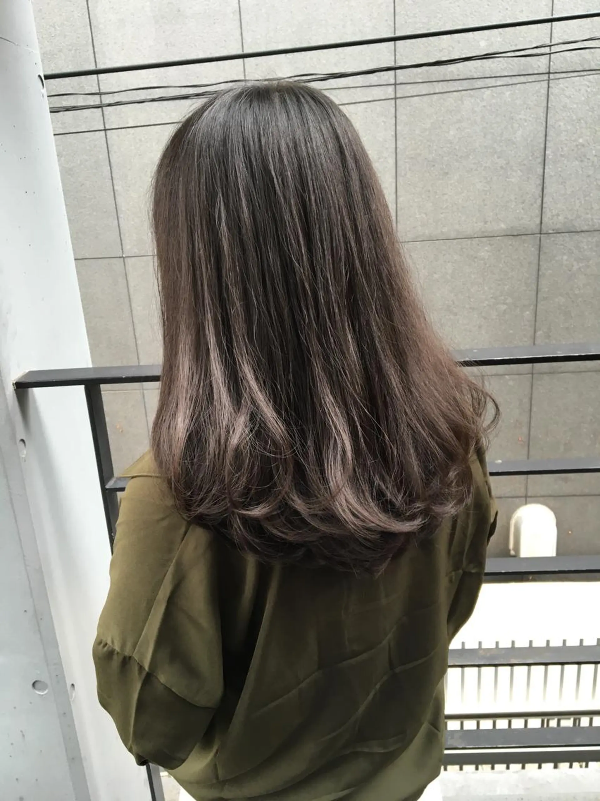 セミロング カラー THE DAY所属・AKI HASHIMOTOのヘアスタイル