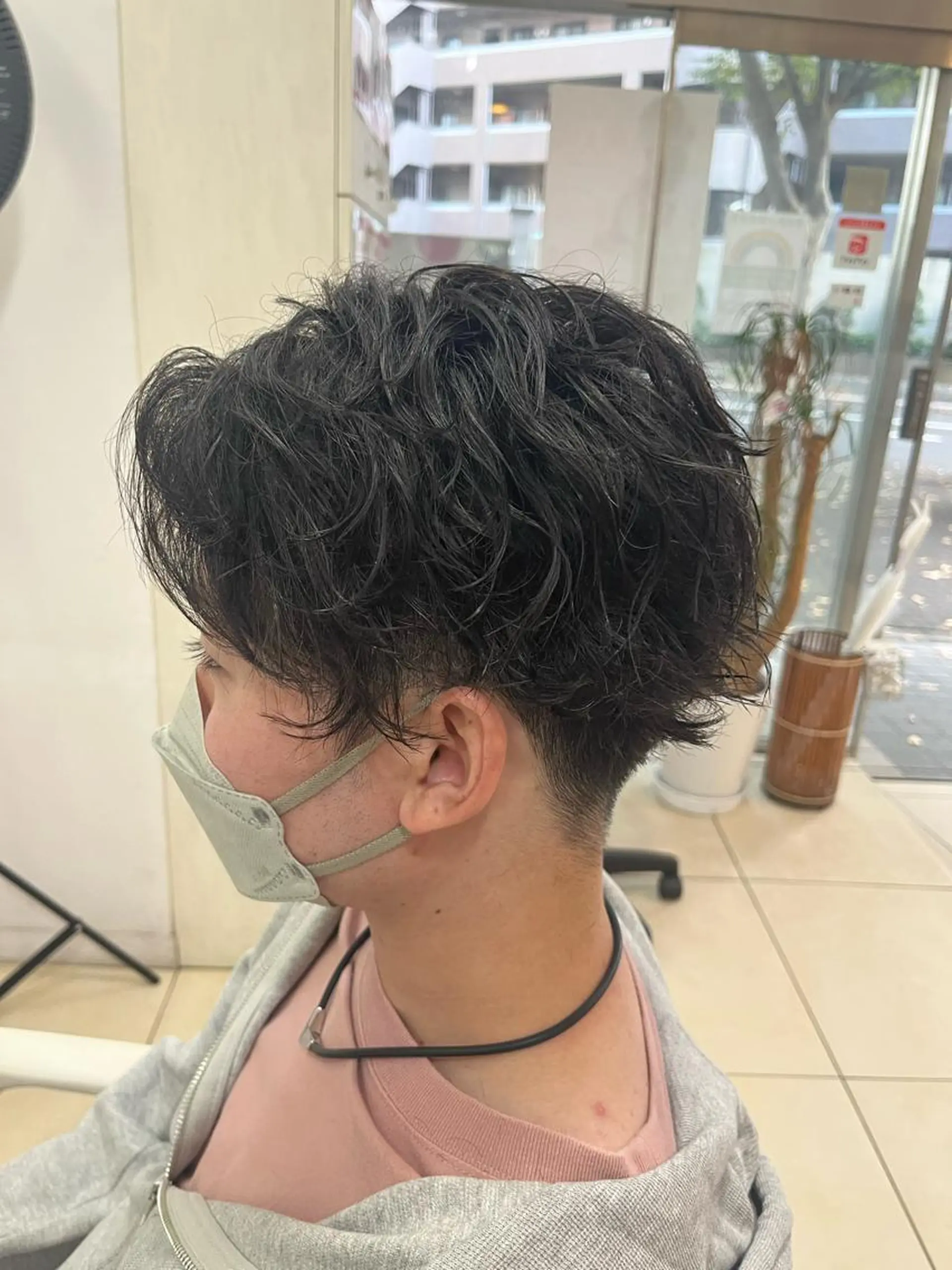 ショート パーマ メンズ メンズパーマ 波巻きパーマ カット パーマ 韓国風メンズ/毛流れ ヘアなら須田龍世のヘアスタイル