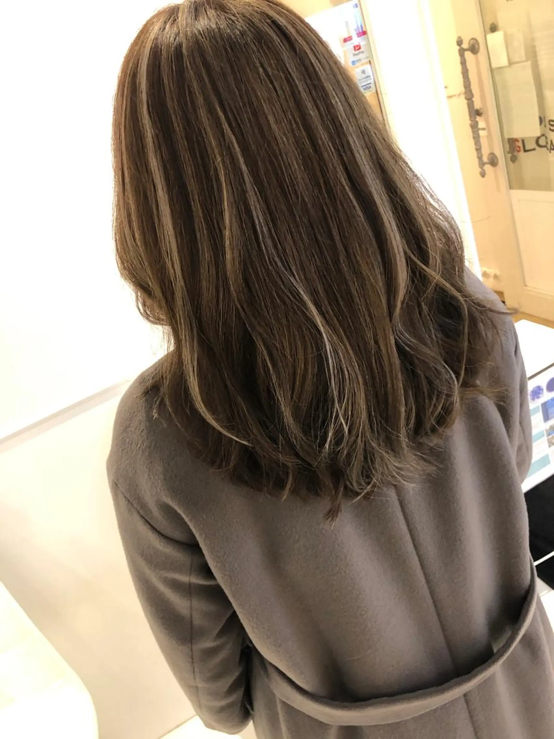 セミロング カラー ブリーチ無し白髪ぼか し/艶髪/津嘉山のヘアスタイル