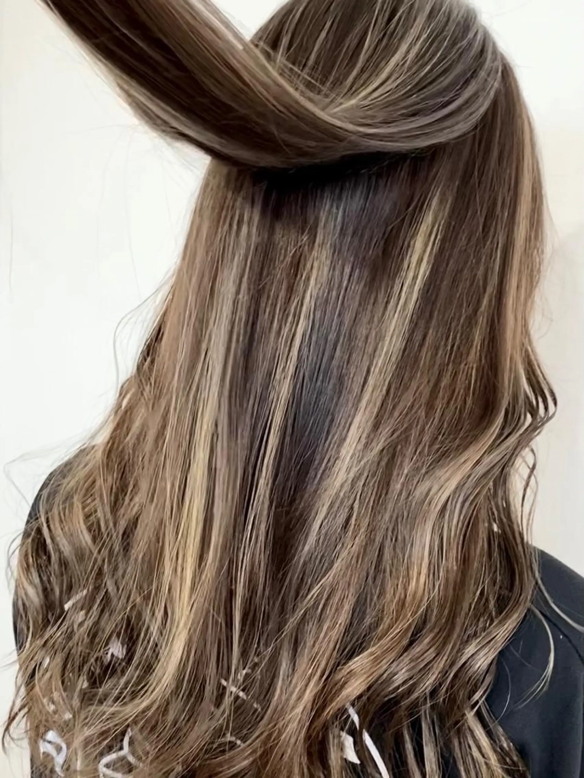 セミロング カラー ベージュカラー ブリーチ ハイライトカラー ハイライト 髪質改善 ヘアカラー KIZU 髪質改善 オカルト怪談のヘアスタイル