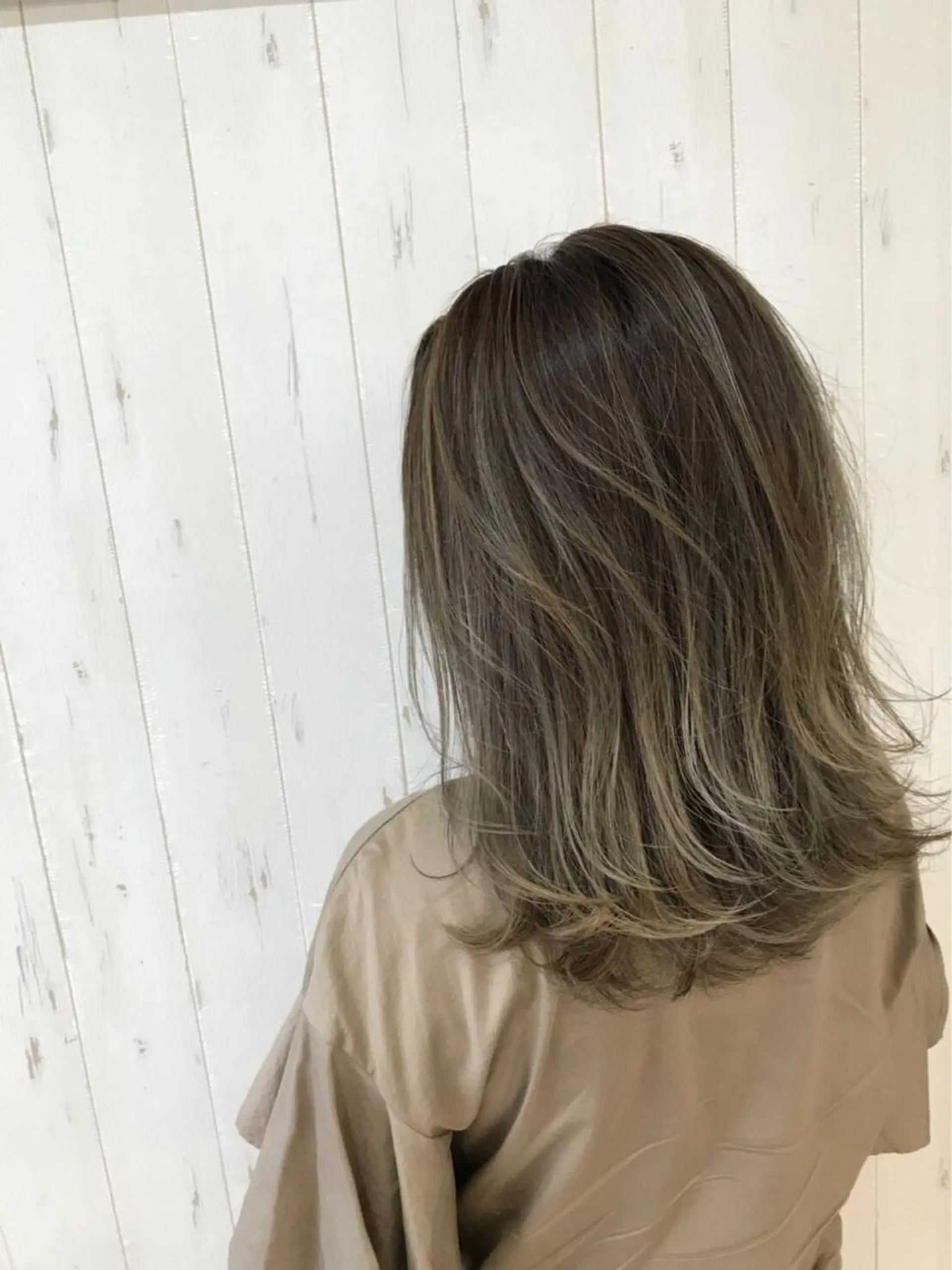 セミロング カラー ヘアアレンジ 透明感カラー ハイライトカラー ハイライト メンズ人気NO,1 Genieジーニーのヘアスタイル