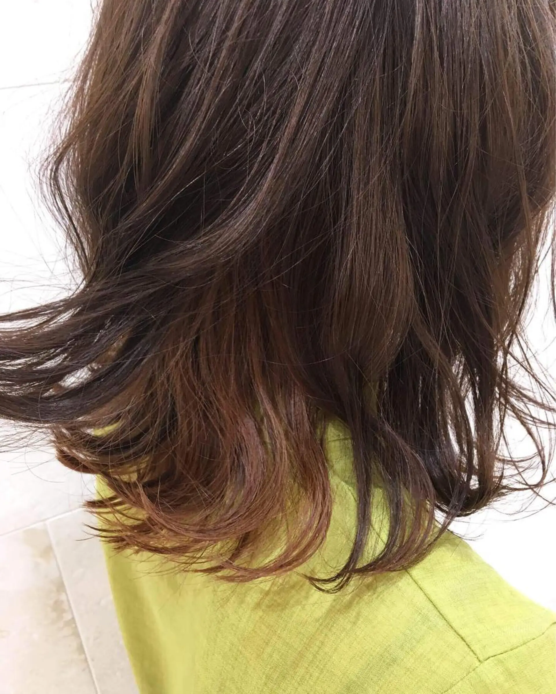 セミロング カラー インナーカラー レッドカラー 斉藤 貴也のヘアスタイル