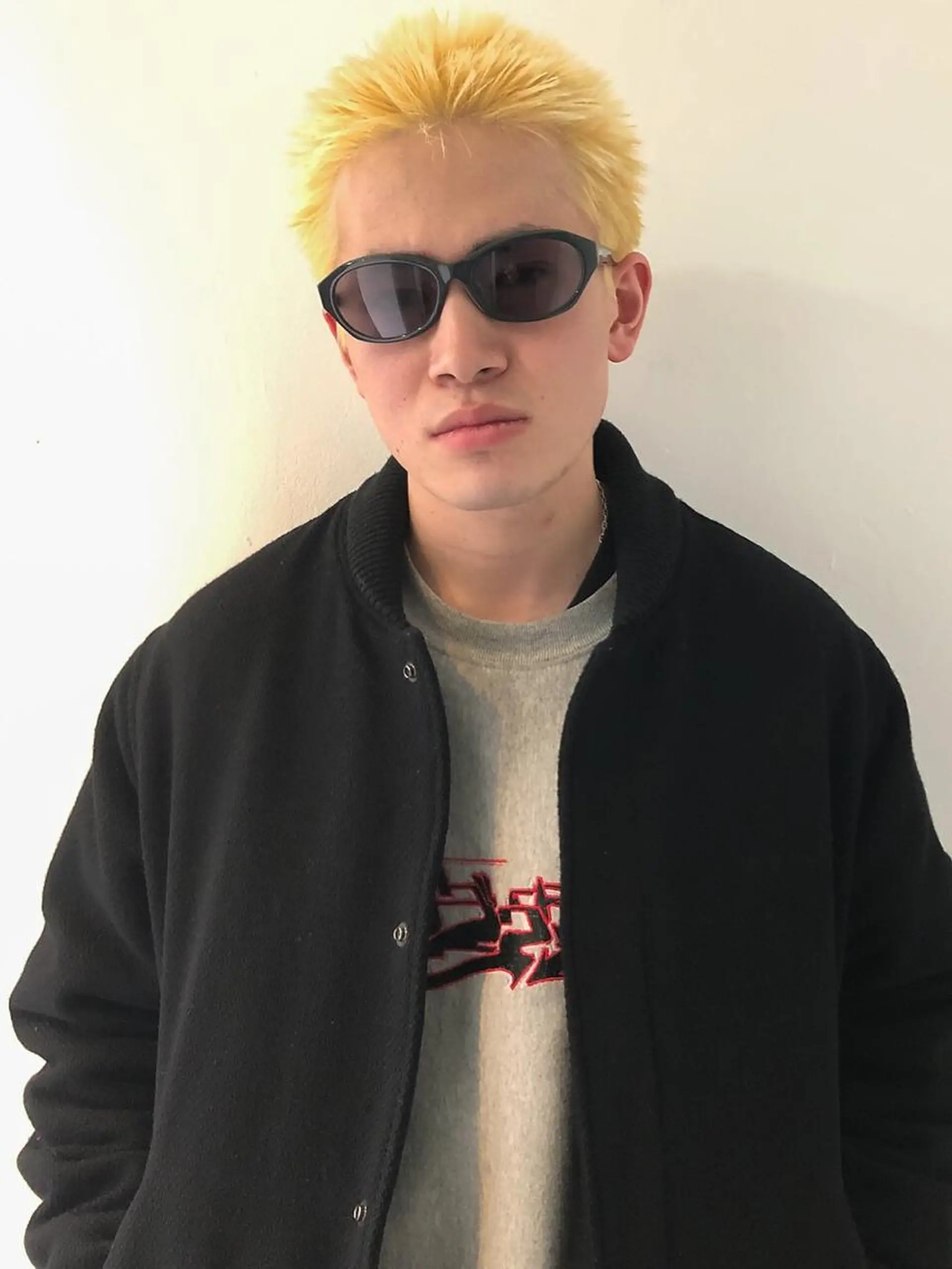 ショート カラー メンズ メンズバレイヤージュ メンズブリーチ センターパート フェードカット メンズハイライト スパイラルパーマ 🌐hina⭐️のヘアスタイル