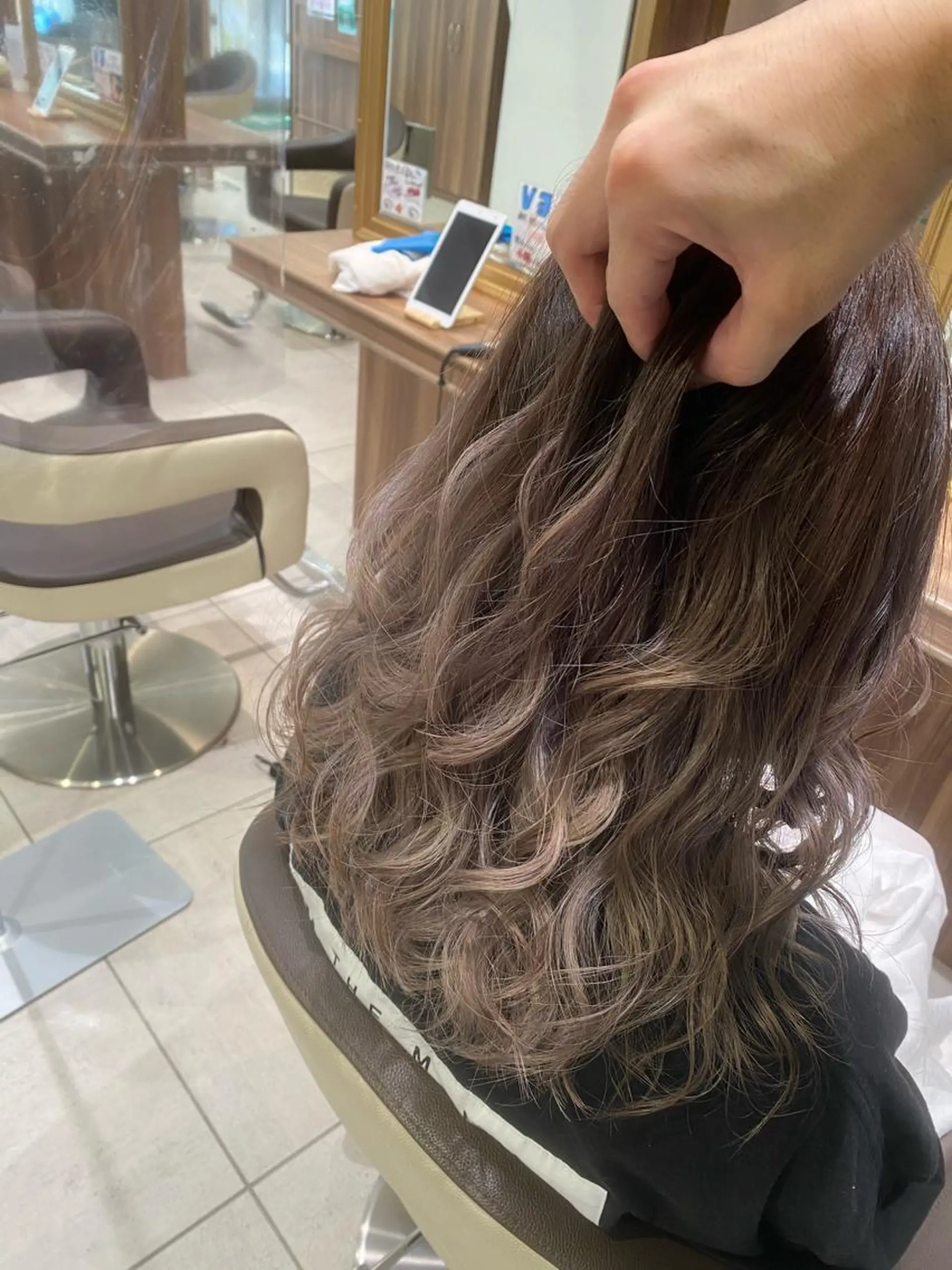 セミロング カラー アッシュ グラデーションカラー シルバー シルバーアッシュ 💎大人ハイライト 💎上杉一也💎のヘアスタイル