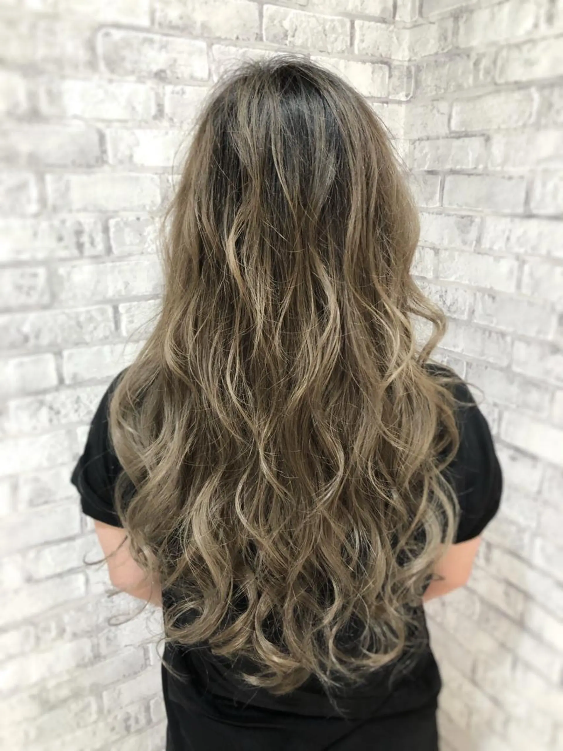 ロング カラー ヘアアレンジ ベージュカラー ハイライトカラー ミルクティーベージュ ハイライト トリートメント ヘアカラー トリートメント 秋山 幸太のヘアスタイル