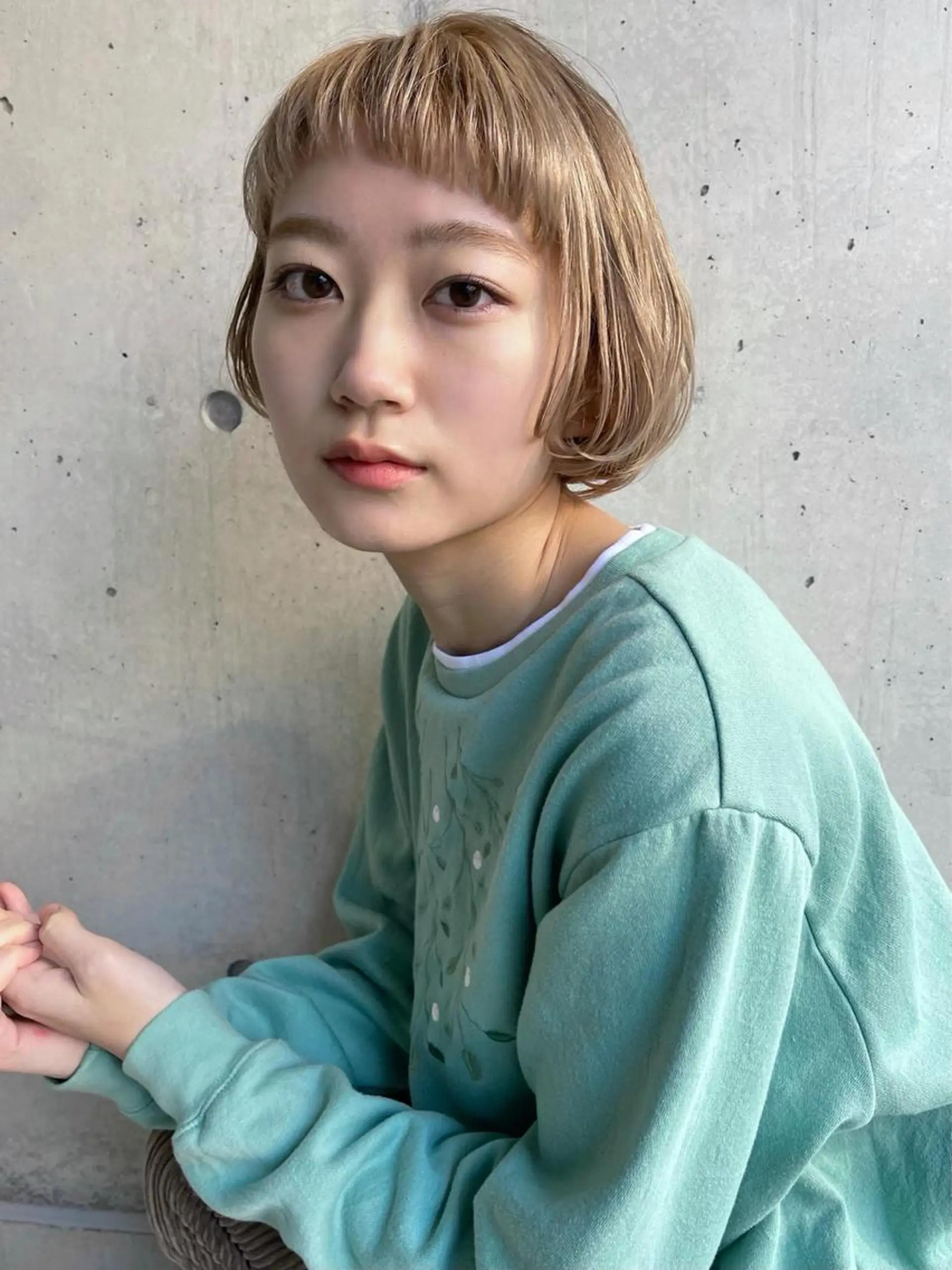 ショート カラー ベージュカラー ブリーチ ミルクティーベージュ ボブ 伸ばしかけ kibito所属・大西 真人🪴のヘアスタイル