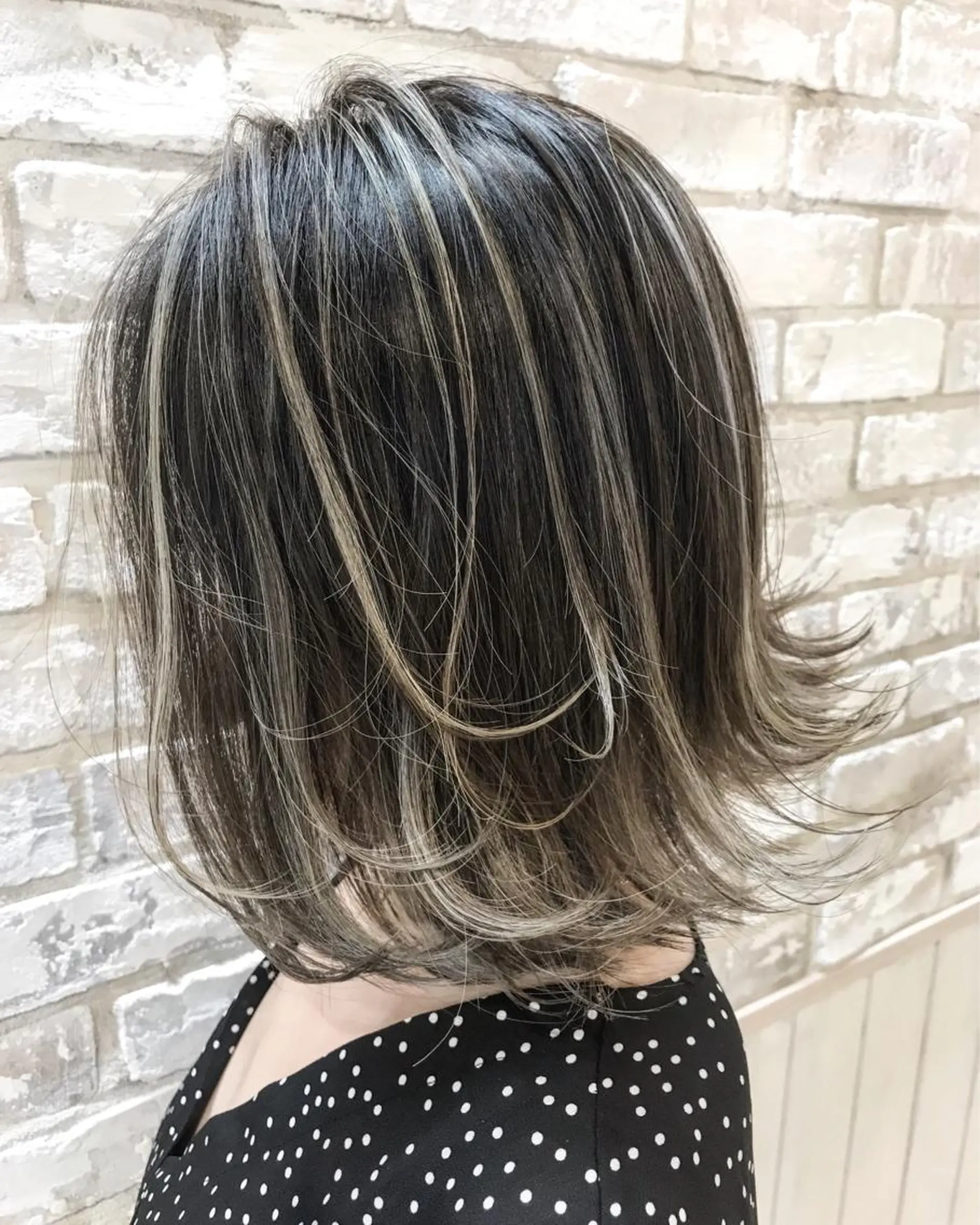 ミディアム カラー ハイライトカラー シルバー ハイライト grow恵比寿【グロウ】髪質改善/ハイライト/ブリーチ/レイヤーカット所属・奥野 貴史　代表　レイヤーのヘアスタイル