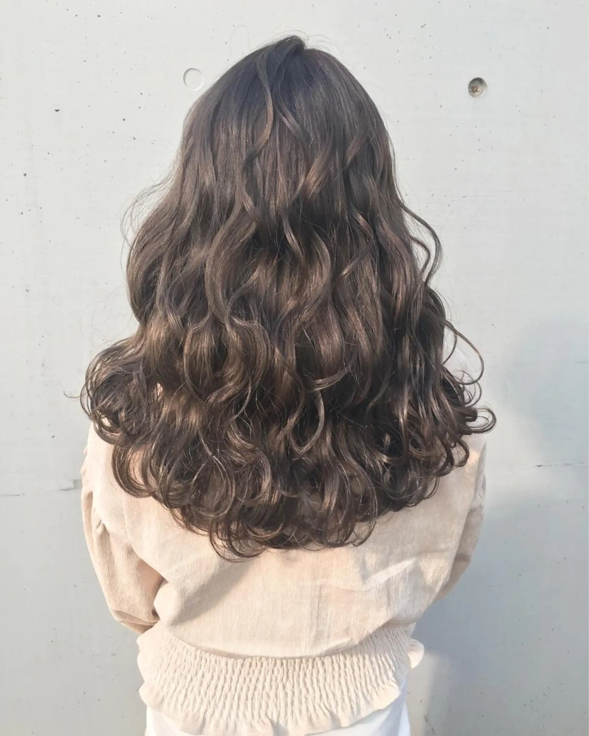 ロング カラー グレージュ ハイライトカラー ミルクティーグレージュ ハイライト トップスタイリスト 小澤純一のヘアスタイル