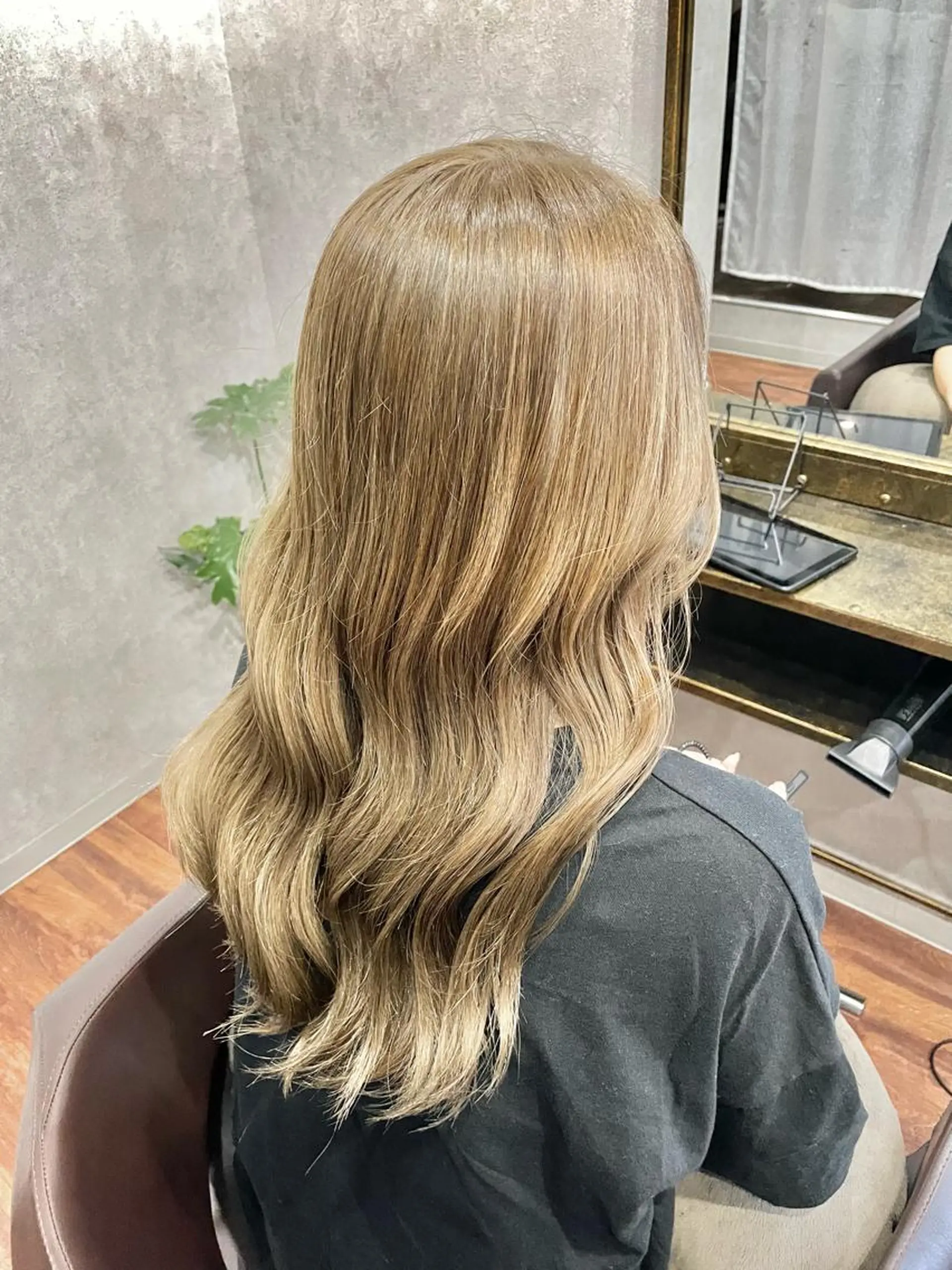 ロング カラー カット ヘアカラー トリートメント 井本翔太.髪質改善. ベージュ.グレージュのヘアスタイル