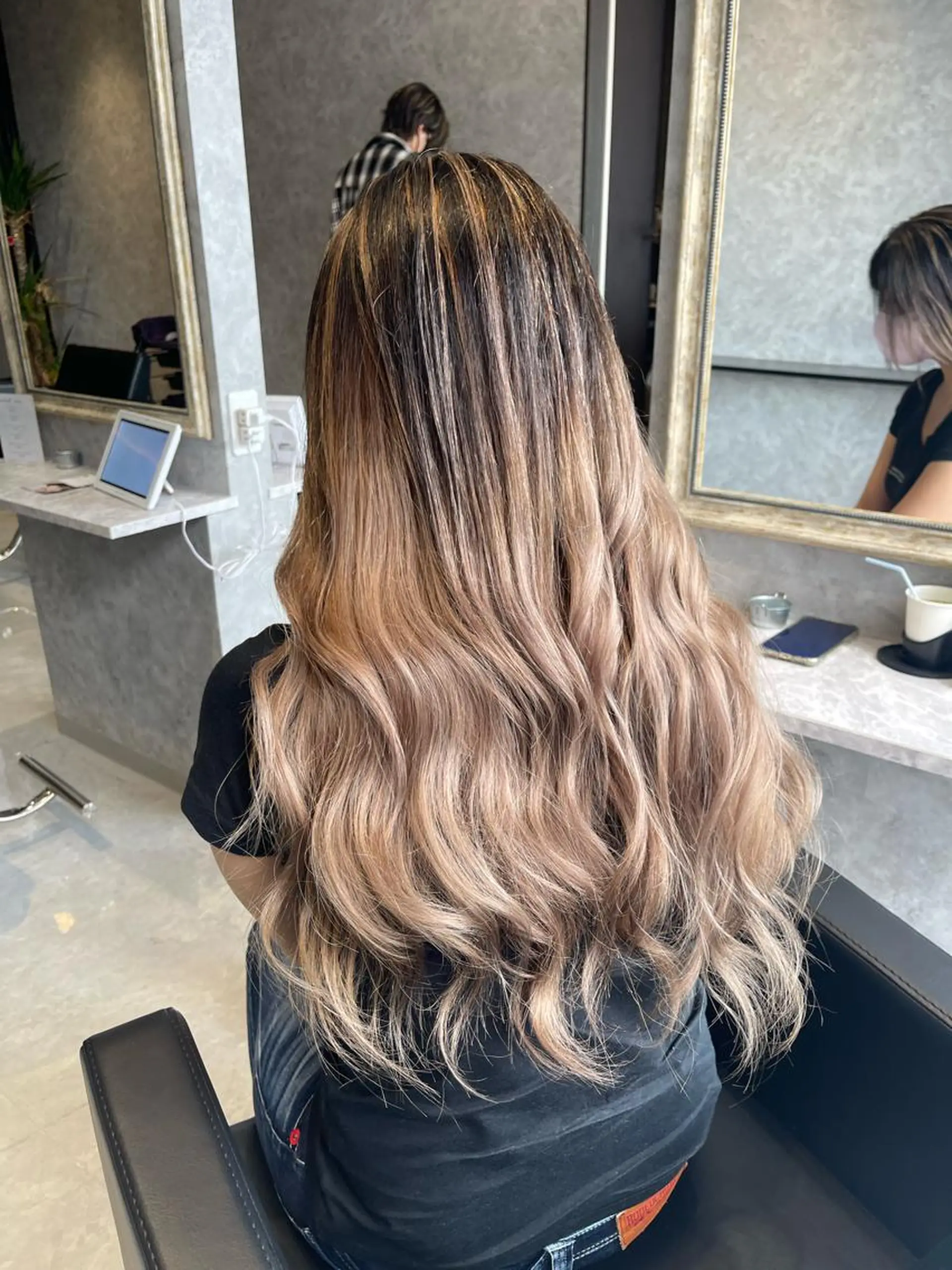 ロング ヘアカラー ハイトーン ／ レイヤー/吉田陸斗のヘアスタイル