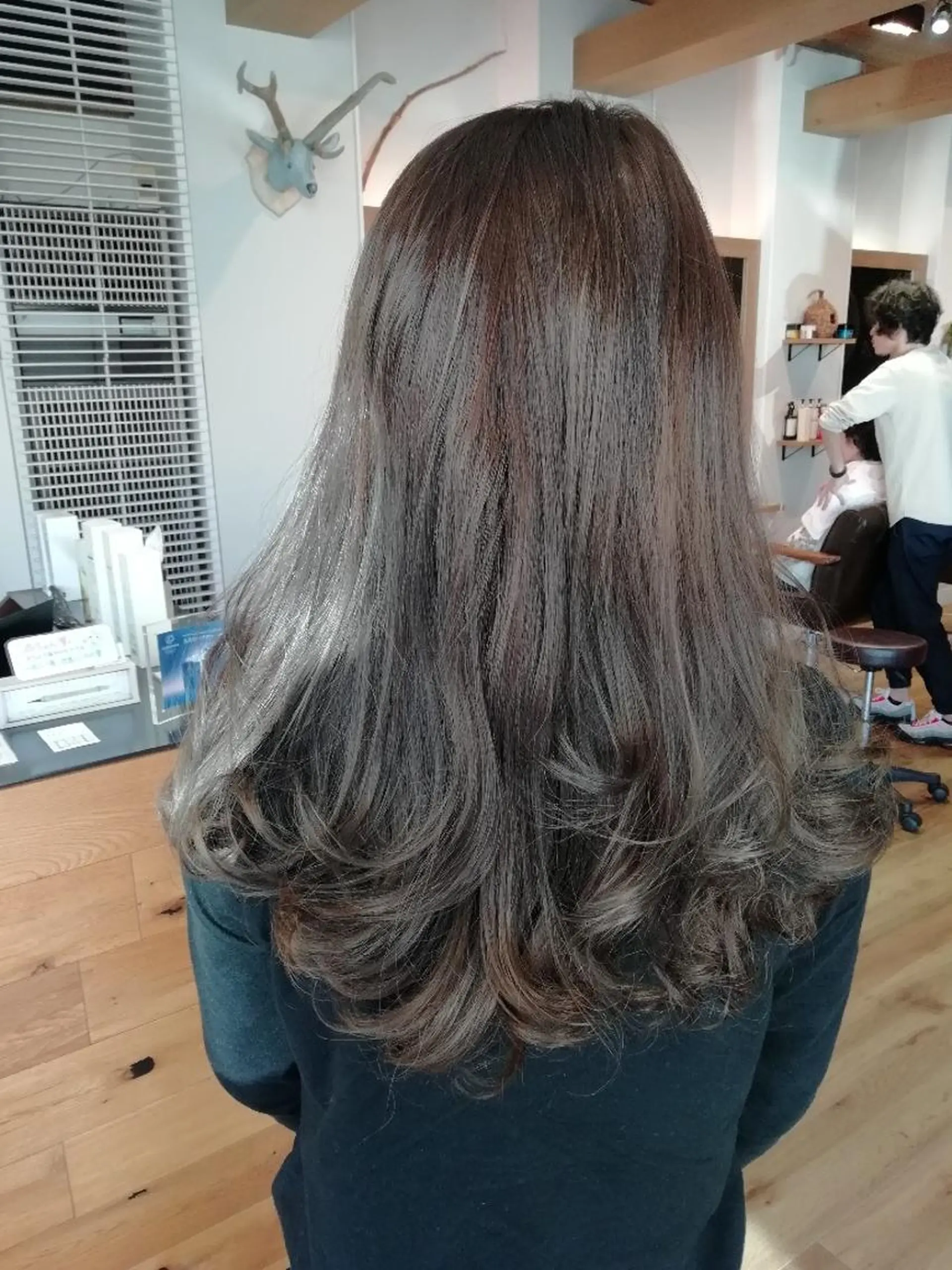 カラー アッシュ アッシュグレー 堀 望美のヘアスタイル