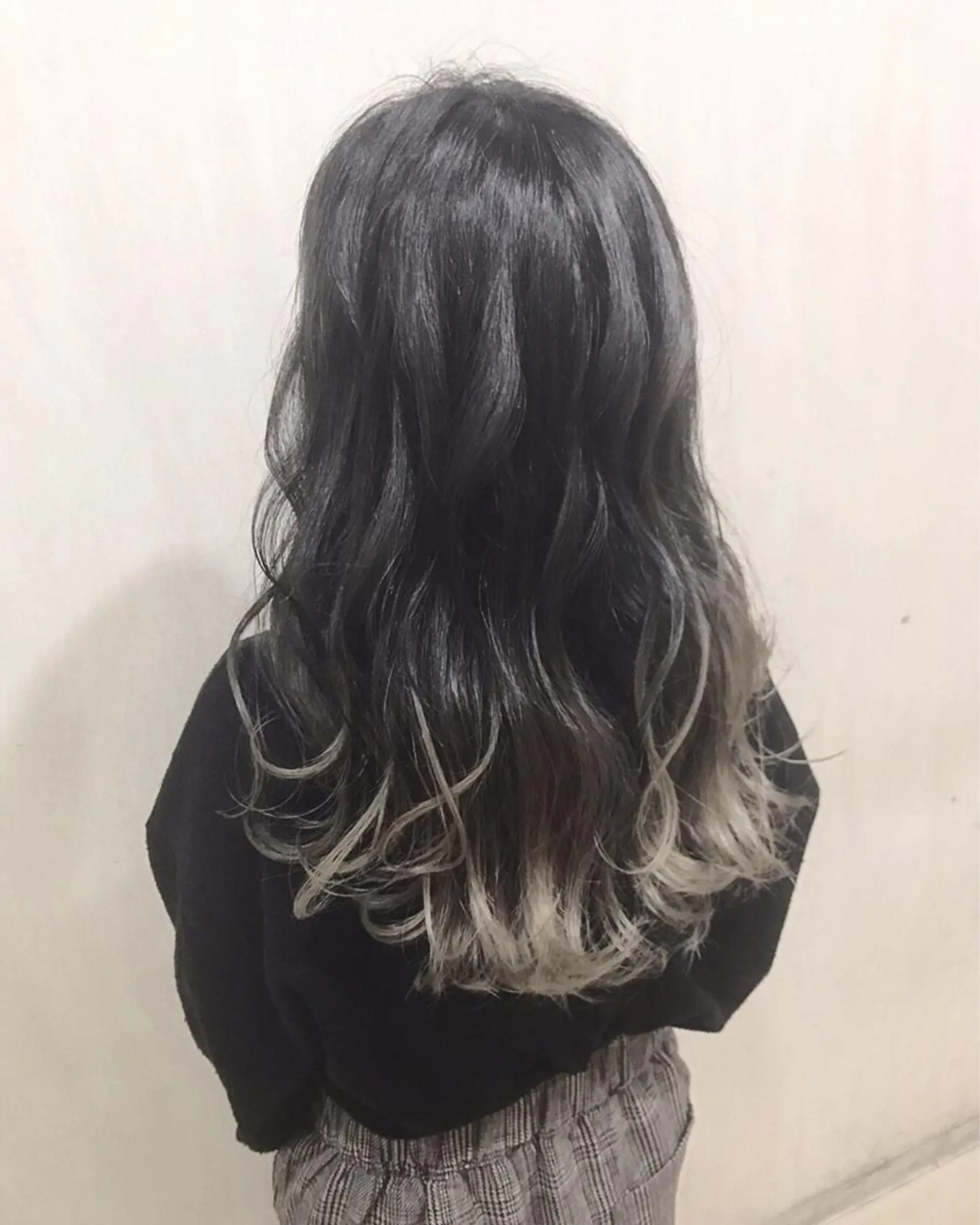 ロング カラー ベージュカラー ブリーチ グラデーションカラー ホワイトベージュ 磧本 祐里恵のヘアスタイル