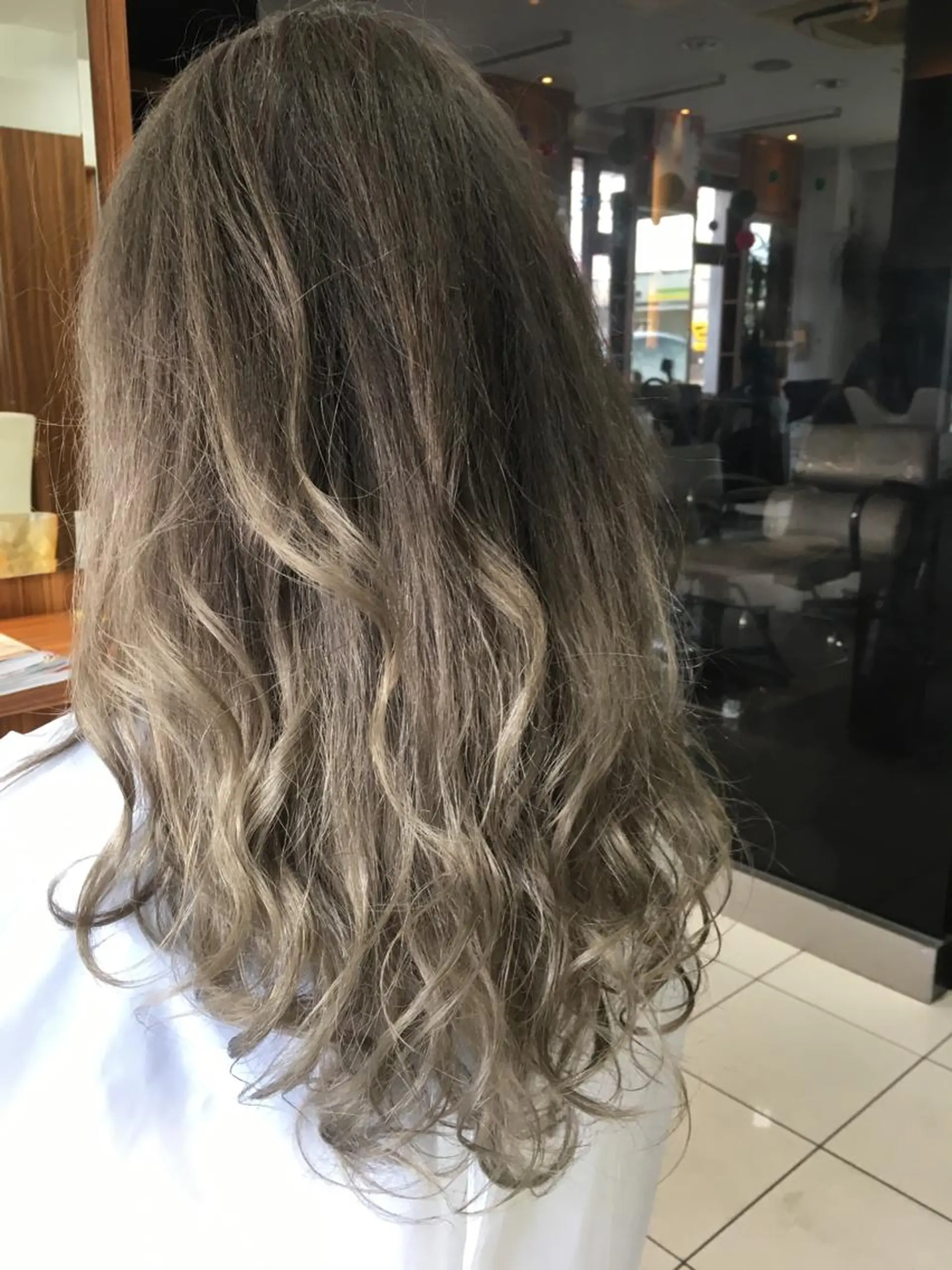 セミロング カラー グラデーションカラー グレージュ カット トリートメント 白髪ぼかしハイライト 柳川拓哉のヘアスタイル