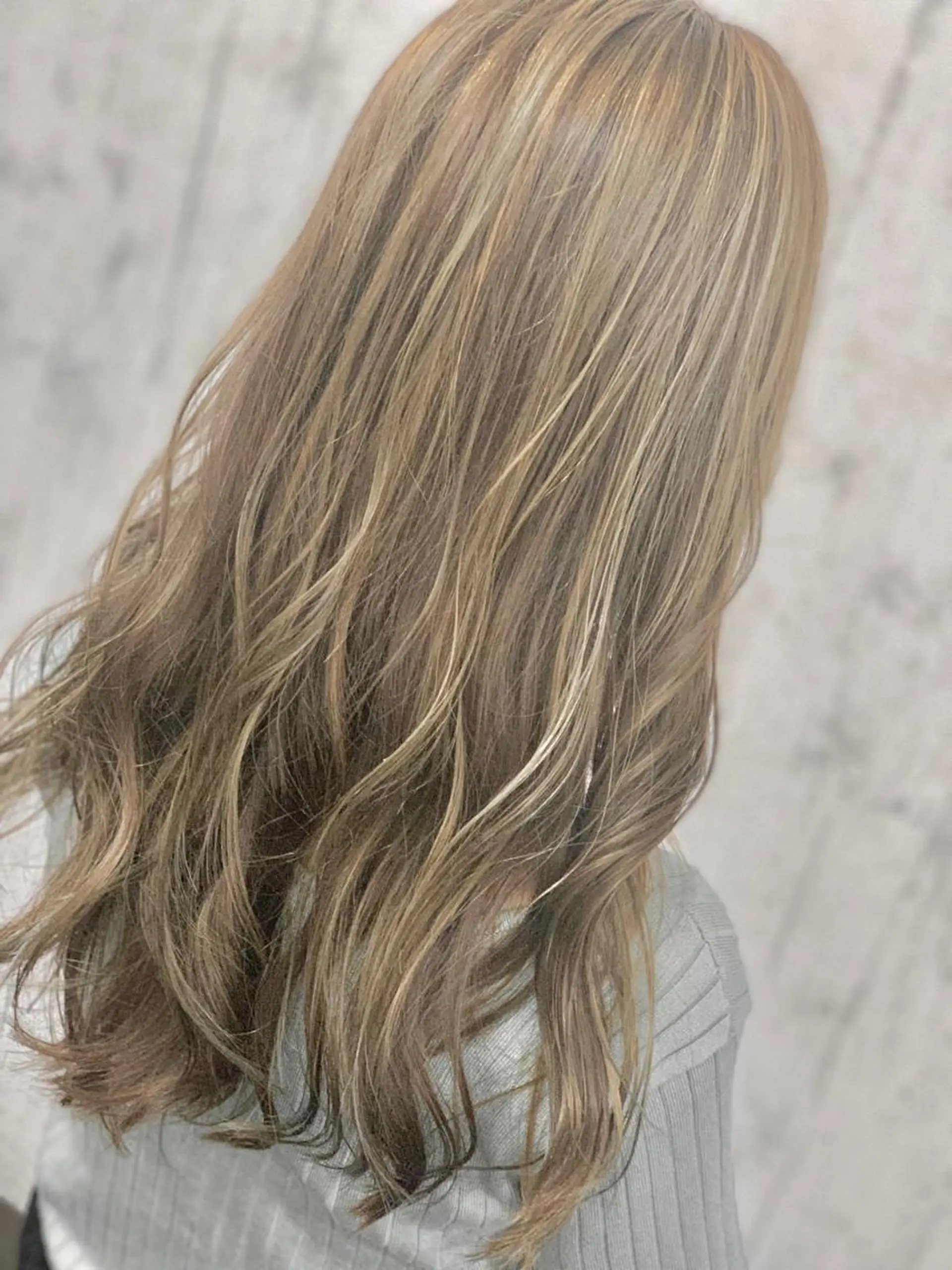 セミロング ハイライト ヘアカラー トリートメント ブリーチ毛に縮毛矯正 ✨カラー✨山田 正幸のヘアスタイル