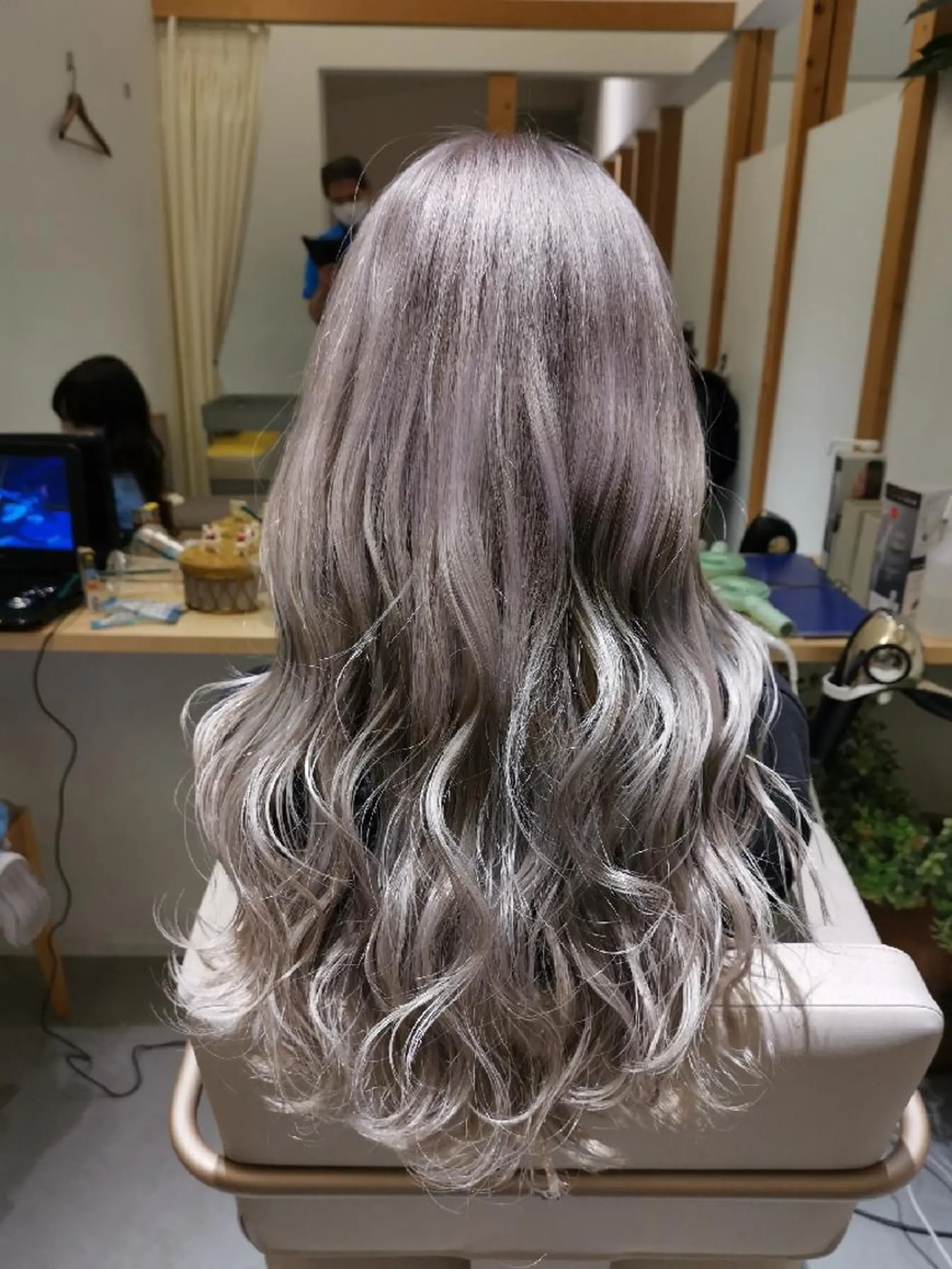 ロング カラー ブリーチ シルバー ホワイトシルバー . YULIAのヘアスタイル