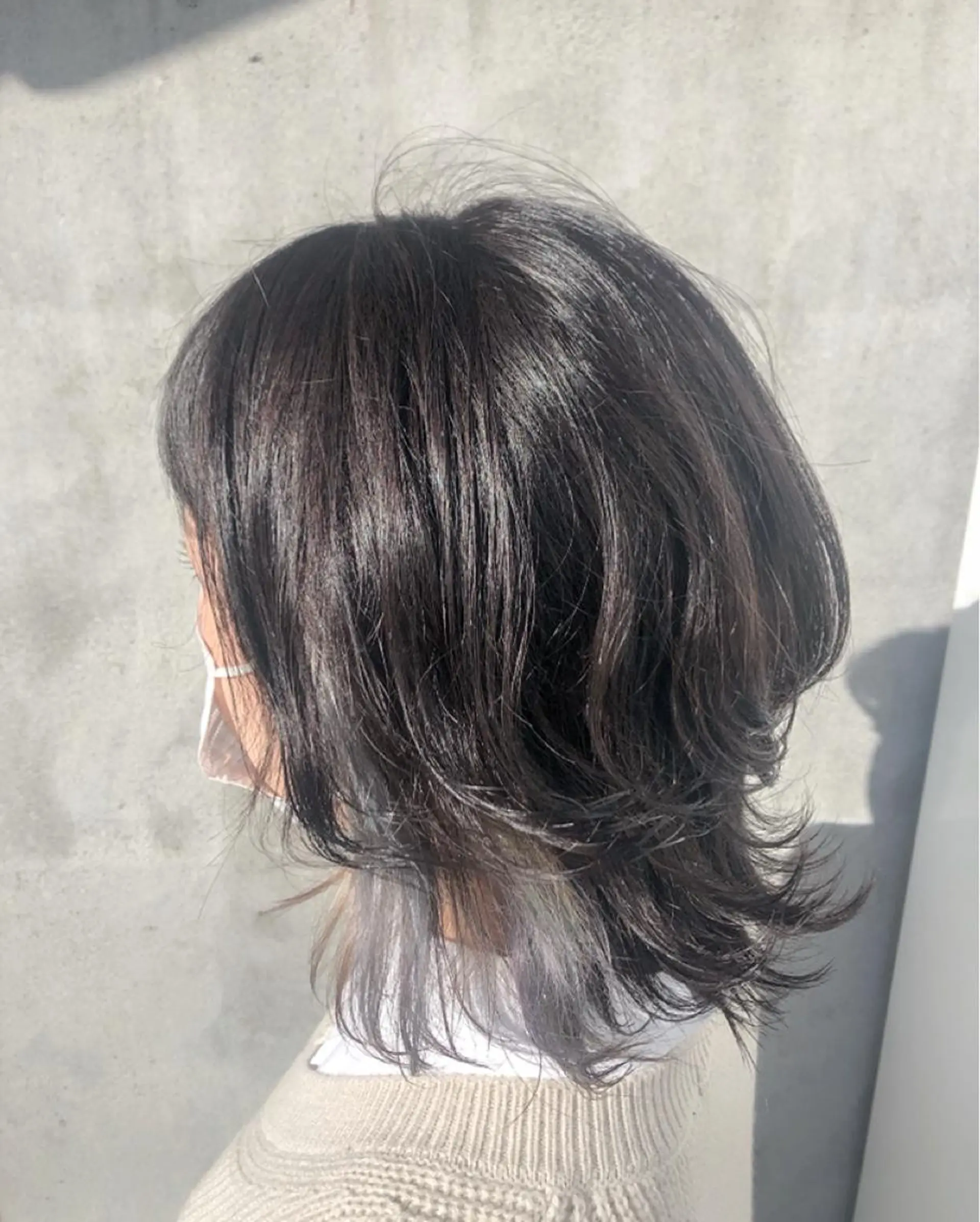 ミディアム カラー ベージュカラー ブリーチ イヤリングカラー ミルクティーベージュ シルバー NAGON STYLE  MICI所属・佐藤 美聡のヘアスタイル