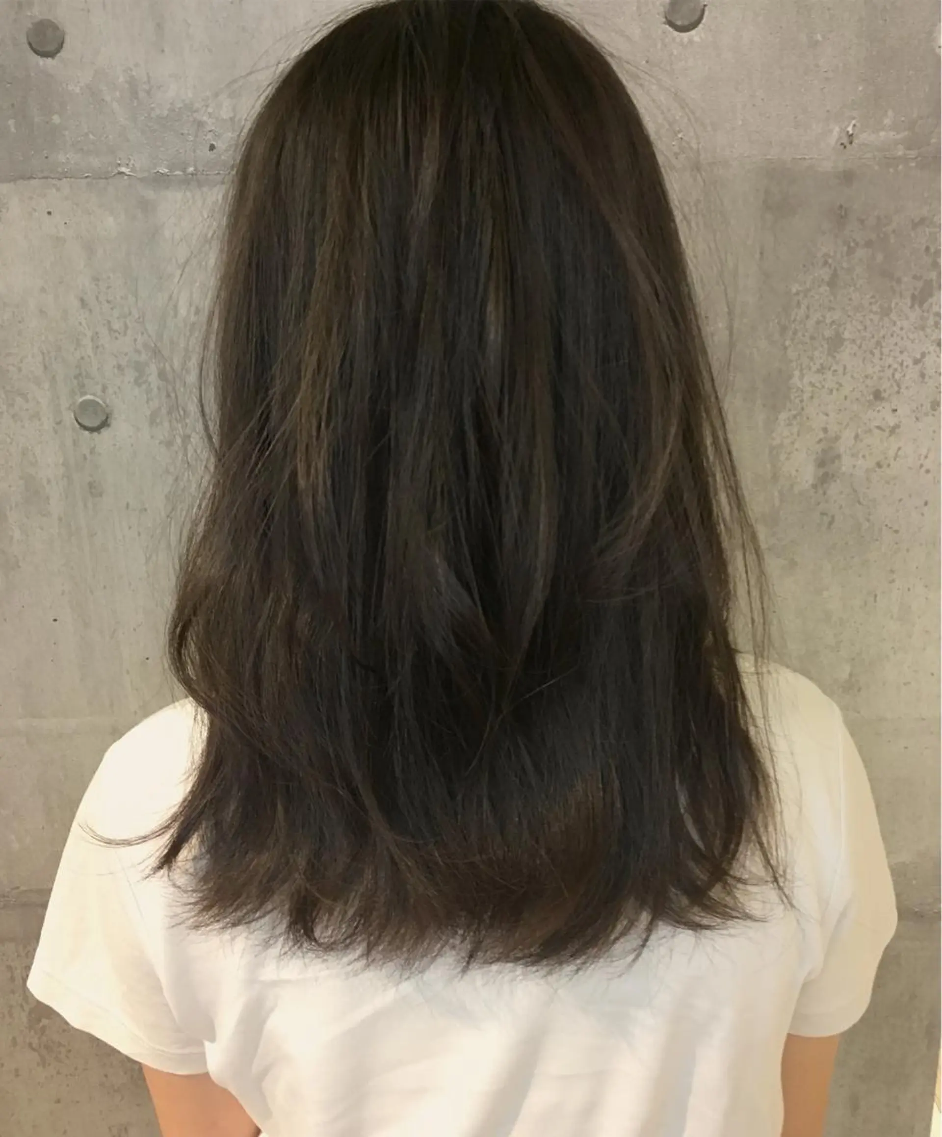 ミディアム カラー アッシュ カット ヘアカラー トリートメント 髪質改善ｶﾗｰ ｹｱﾌﾞﾘｰﾁ/ﾀﾑのヘアスタイル