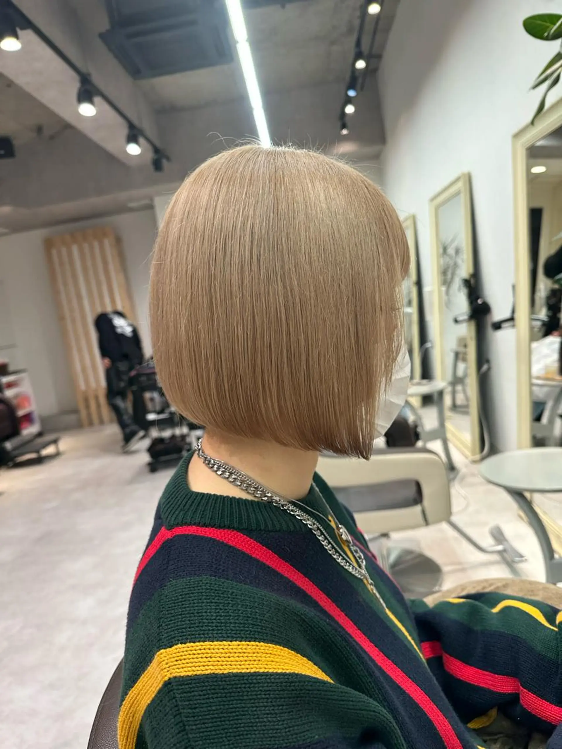 ショート カット レイヤー/顔まわり カット/地毛風カラーのヘアスタイル