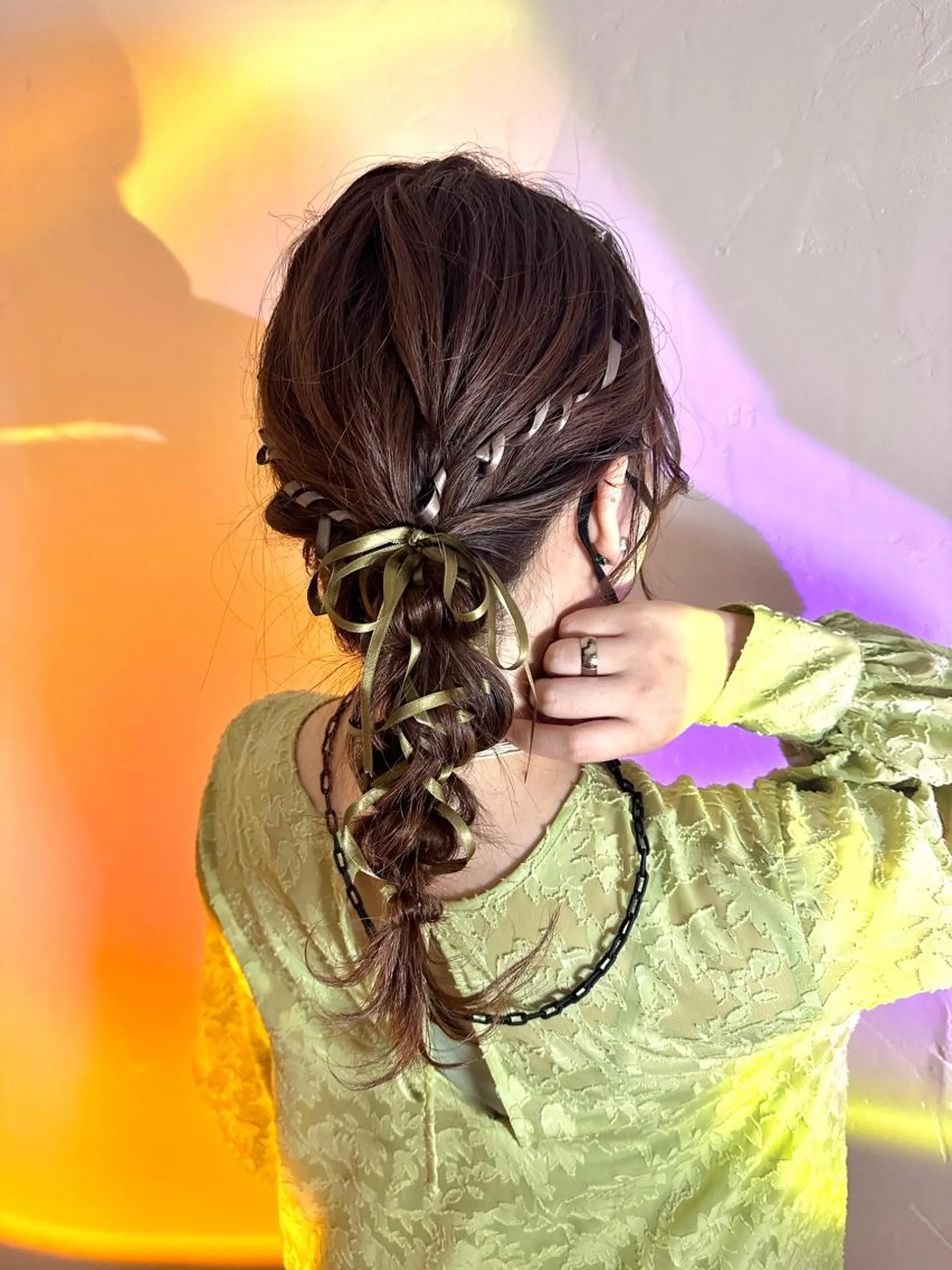 セミロング カラー パーマ ヘアアレンジ アイブロウ 推し活専用 【派手髪】飯野ゆかりのヘアスタイル