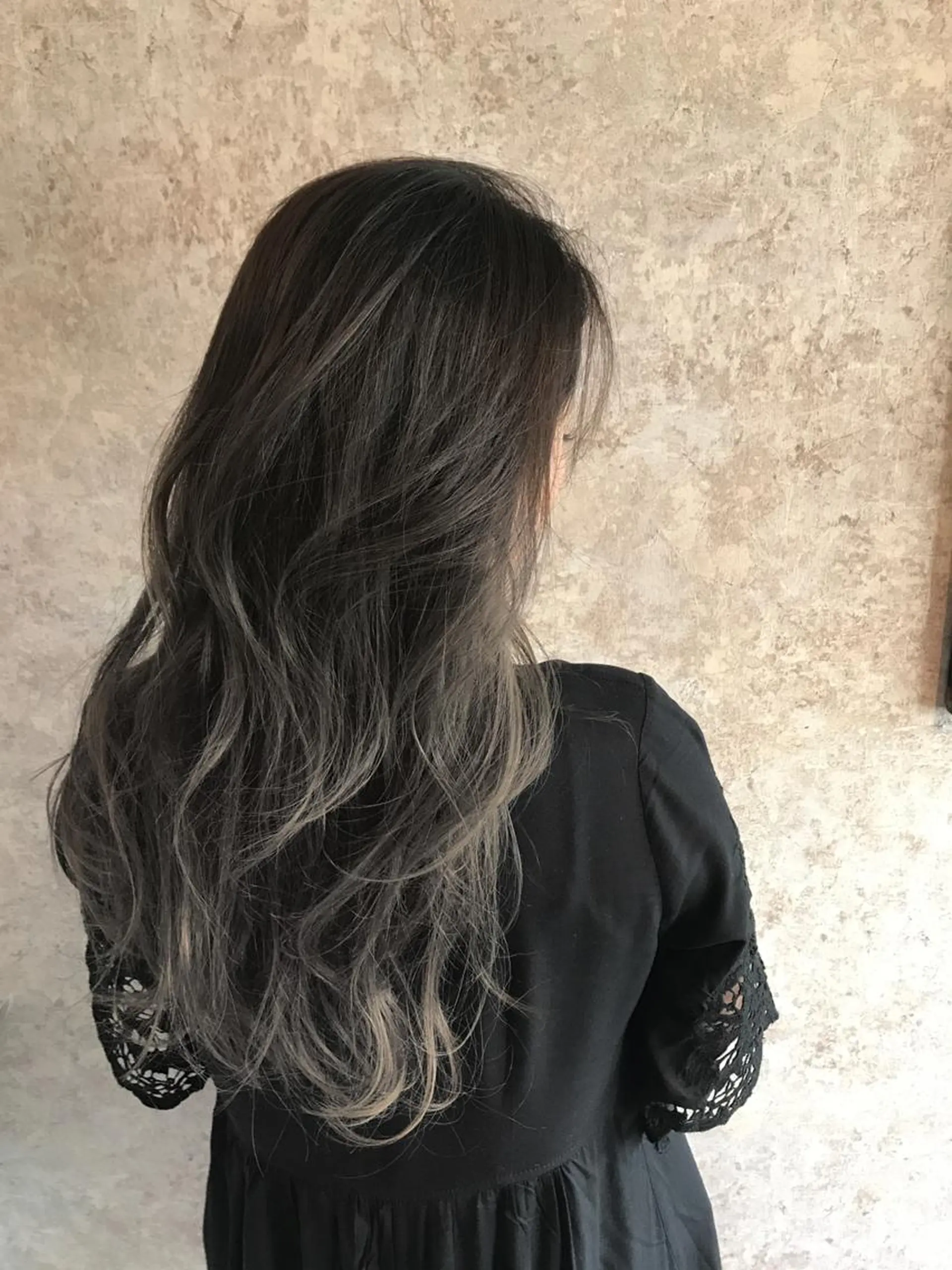 ミディアム due hair 京都駅前店 MILBON オージュア認定サロン【デューヘアー】所属・ハイトーンブリーチ 土坂　由志【京都】のヘアスタイル