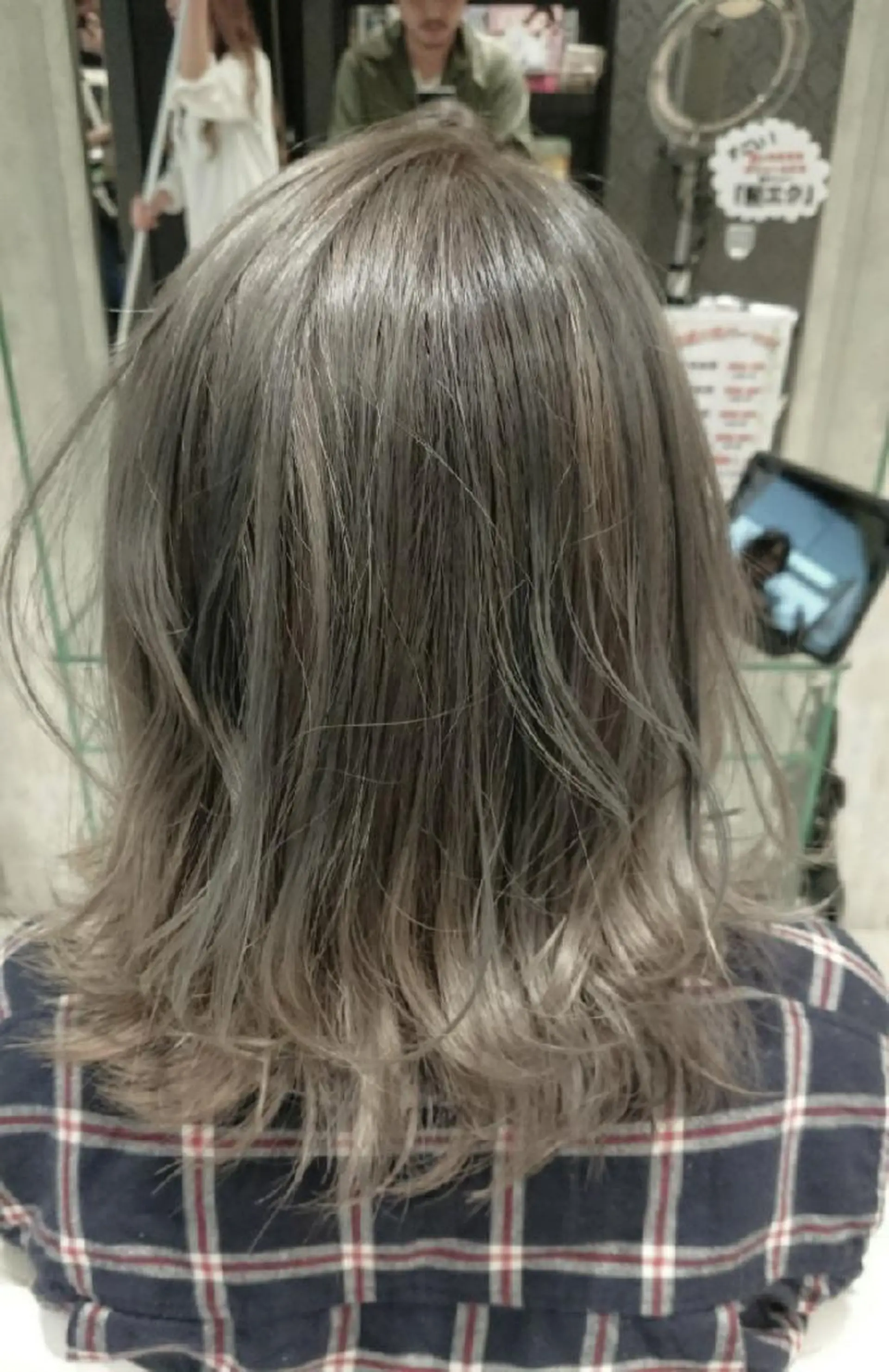 ショート カラー ヘアアレンジ アッシュ ブリーチ ボブ 外国人風カラー 外ハネヘア ヘアカラー トリートメント 秋山 幸太のヘアスタイル